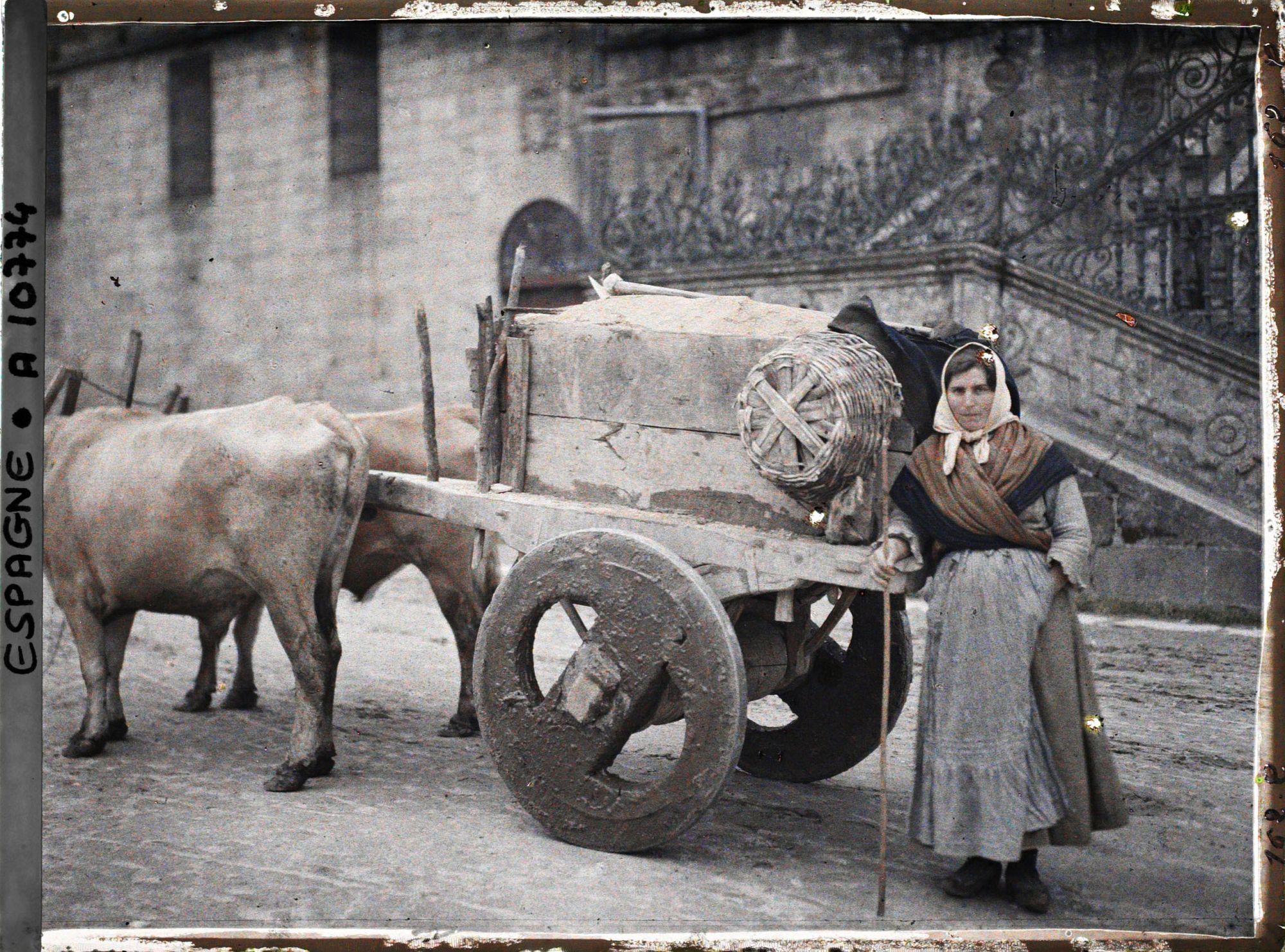 Image représentant Espagne, Santiago de Compostela, Le même char avec une femme
