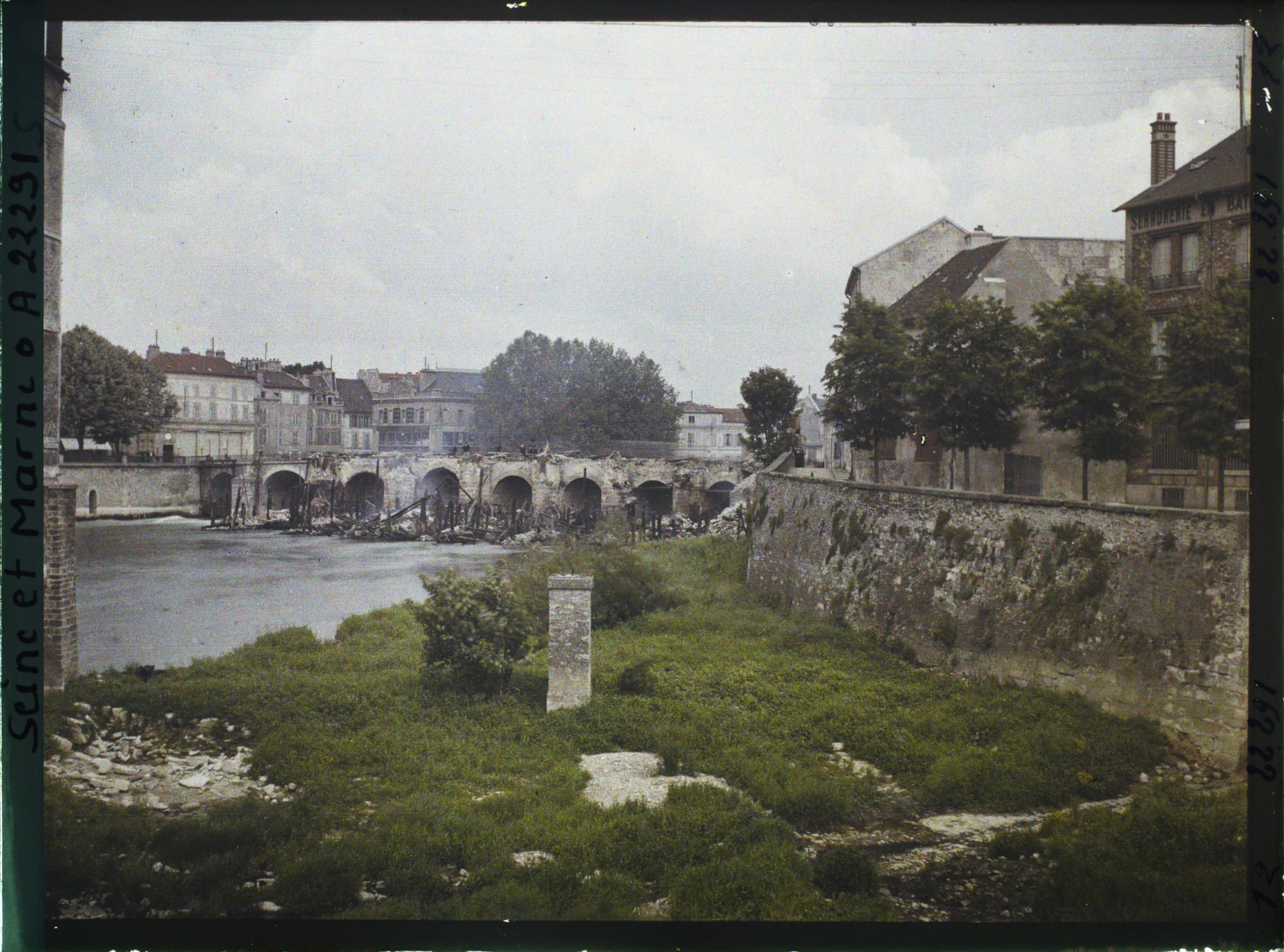 Image représentant France, Meaux, La Marne vue de la rive gauche, au fond, les moulins incendiés
