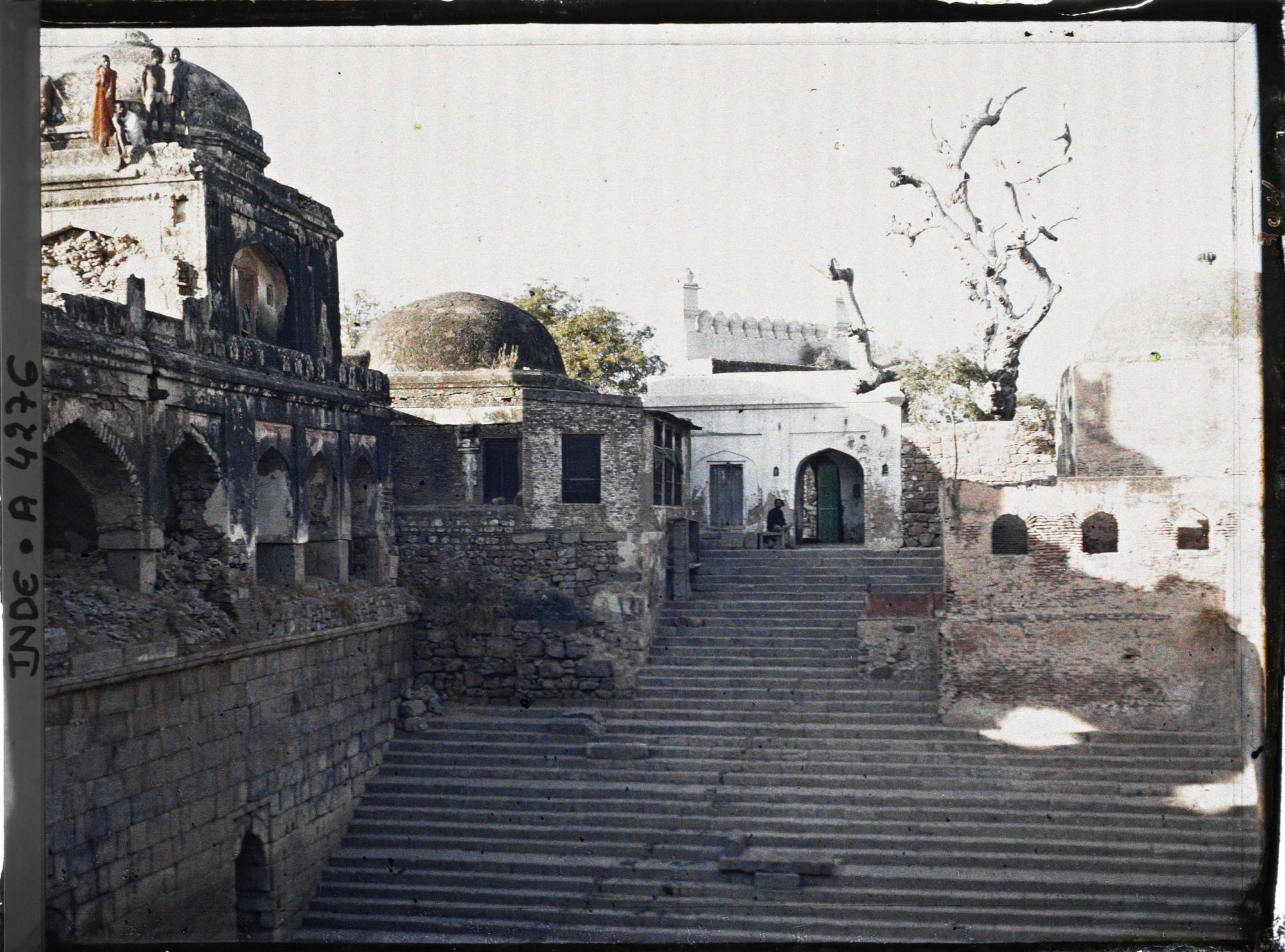 Image représentant Vue de l'intérieur, l'entrée du dargâh de Nizamuddin et la volée de marches qui donne accès à l'eau d'un large puits
