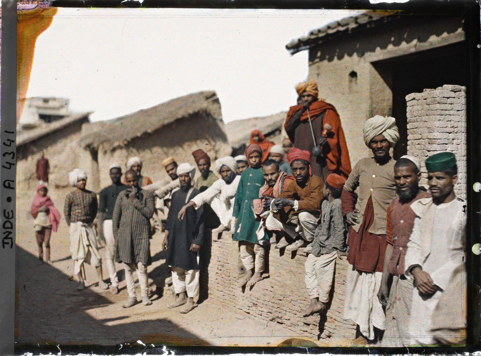 Image représentant Un groupe d'hindous et de musulmans dans une rue