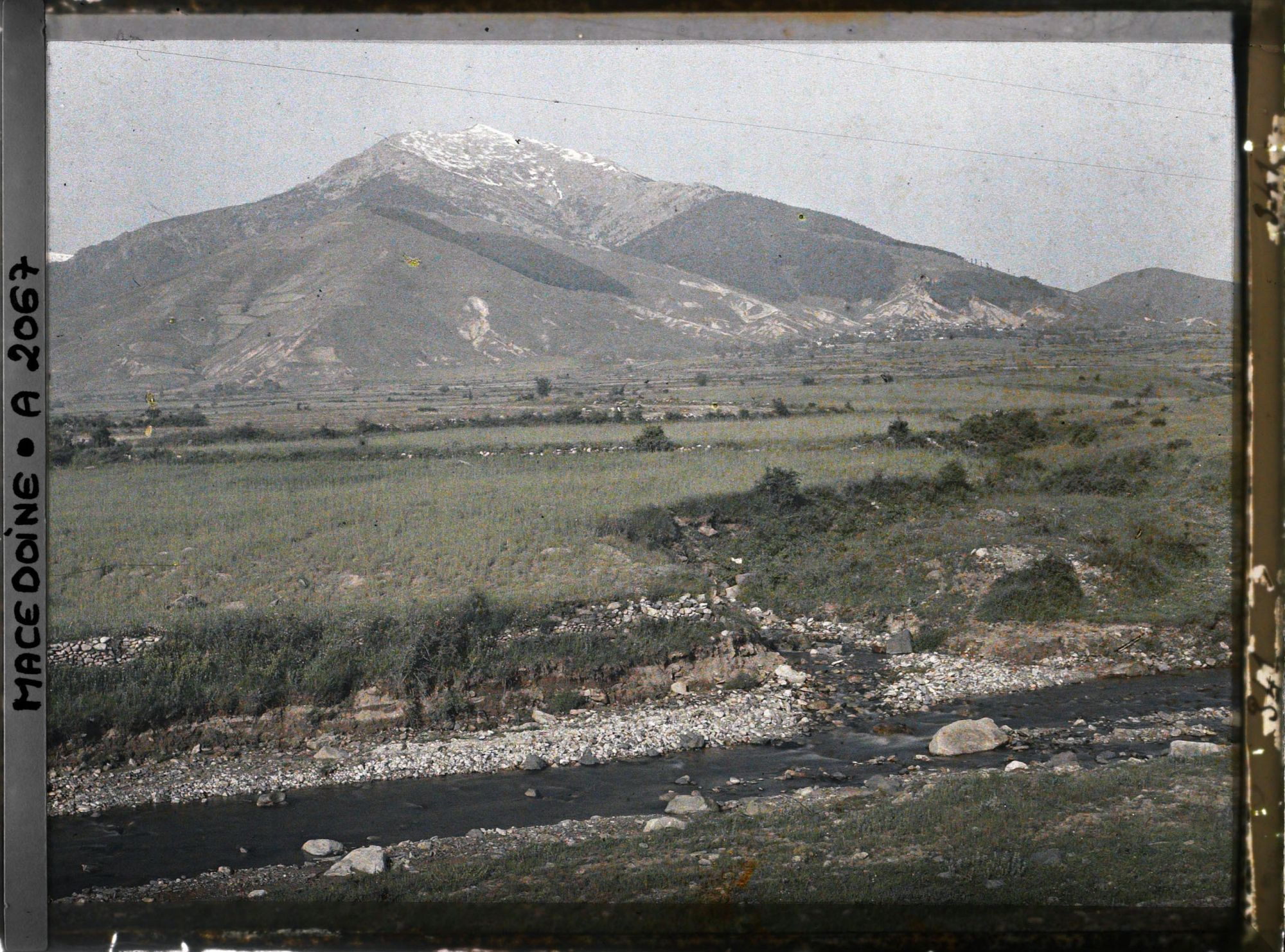 Image représentant Le mont Pelister, le bassin de réception et le village de Magarevo