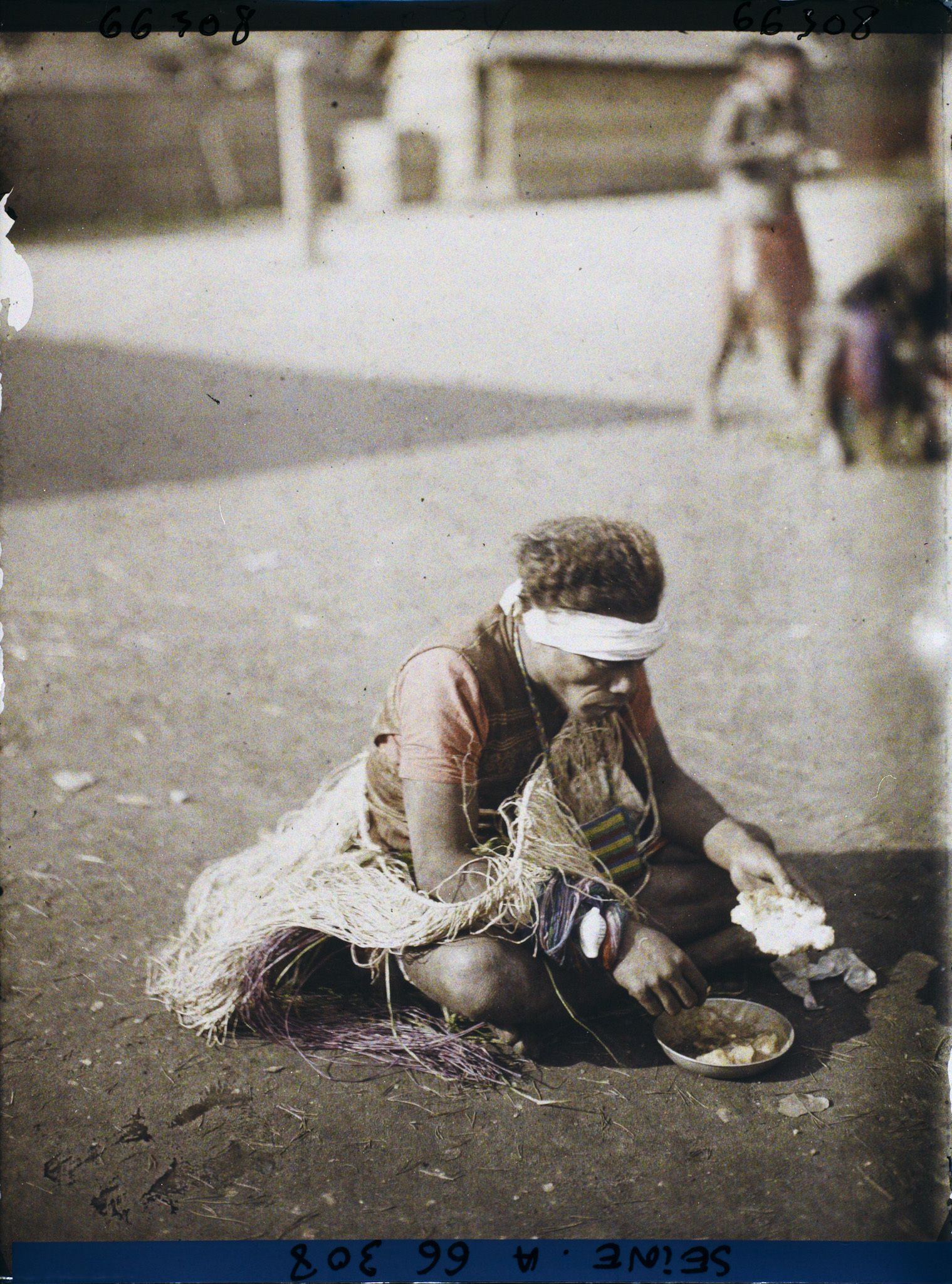 Image représentant L'Exposition Coloniale Internationale de 1931, un homme kanak prenant son repas