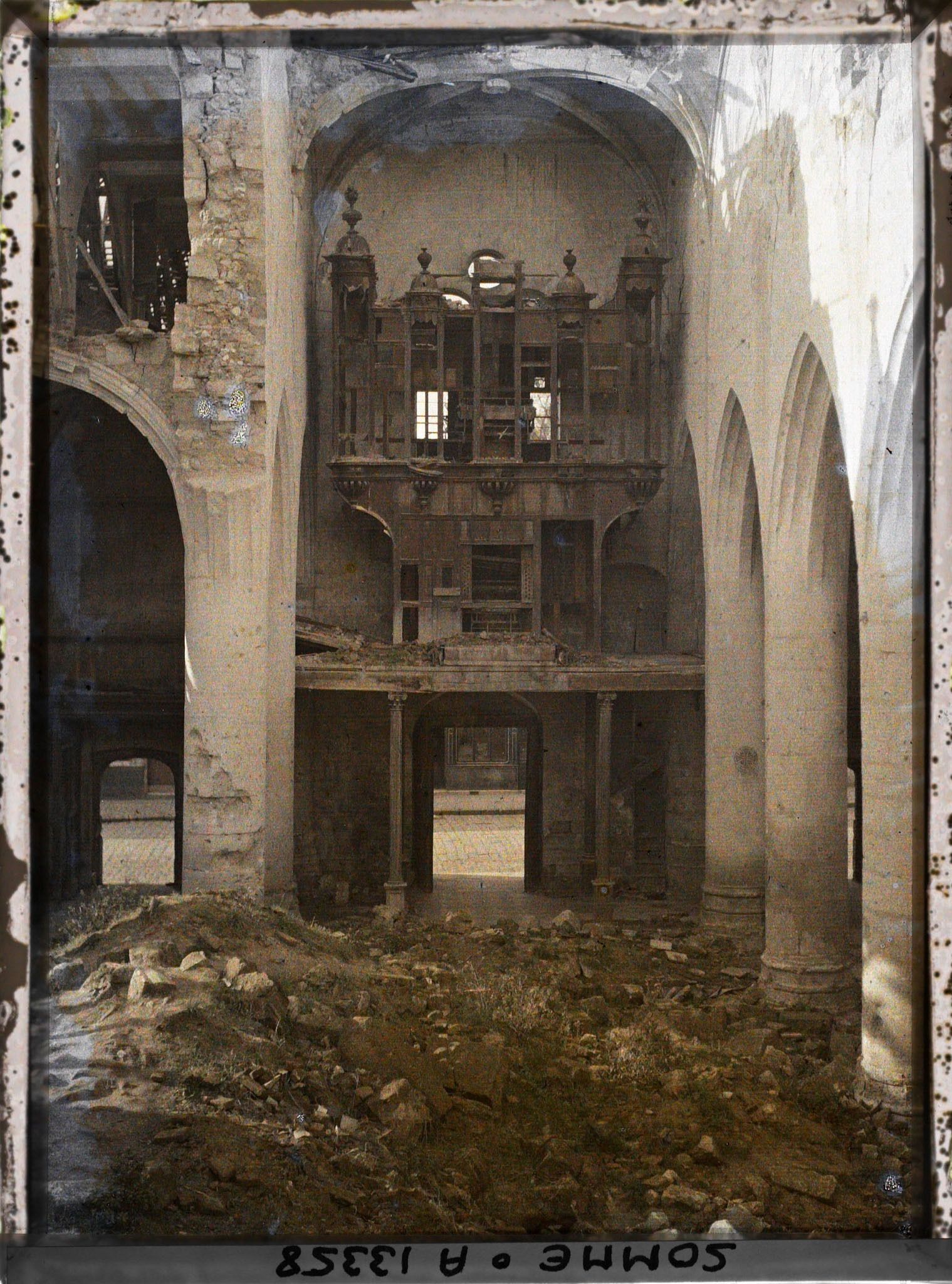 Image représentant France, Roye, Tribunes et Orgues : les boches ont enlevé tous les tuyaux des orgues