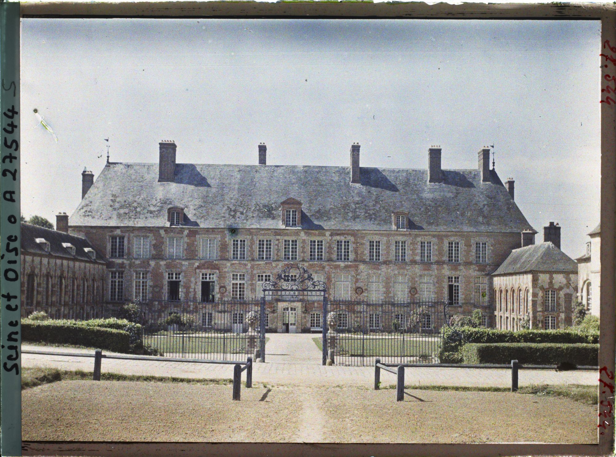 Image représentant France, Les Mesnuls, La façade du Chau de Les Mesnuls Construit en 1242