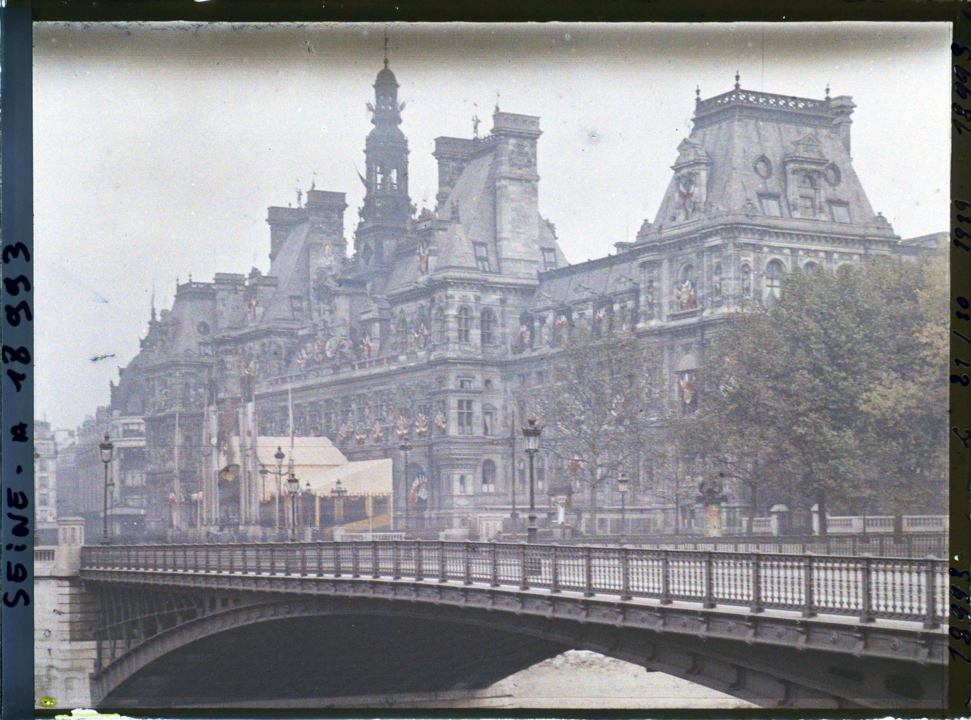 Image représentant L'Hôtel de Ville de Paris décoré de la Croix de Guerre