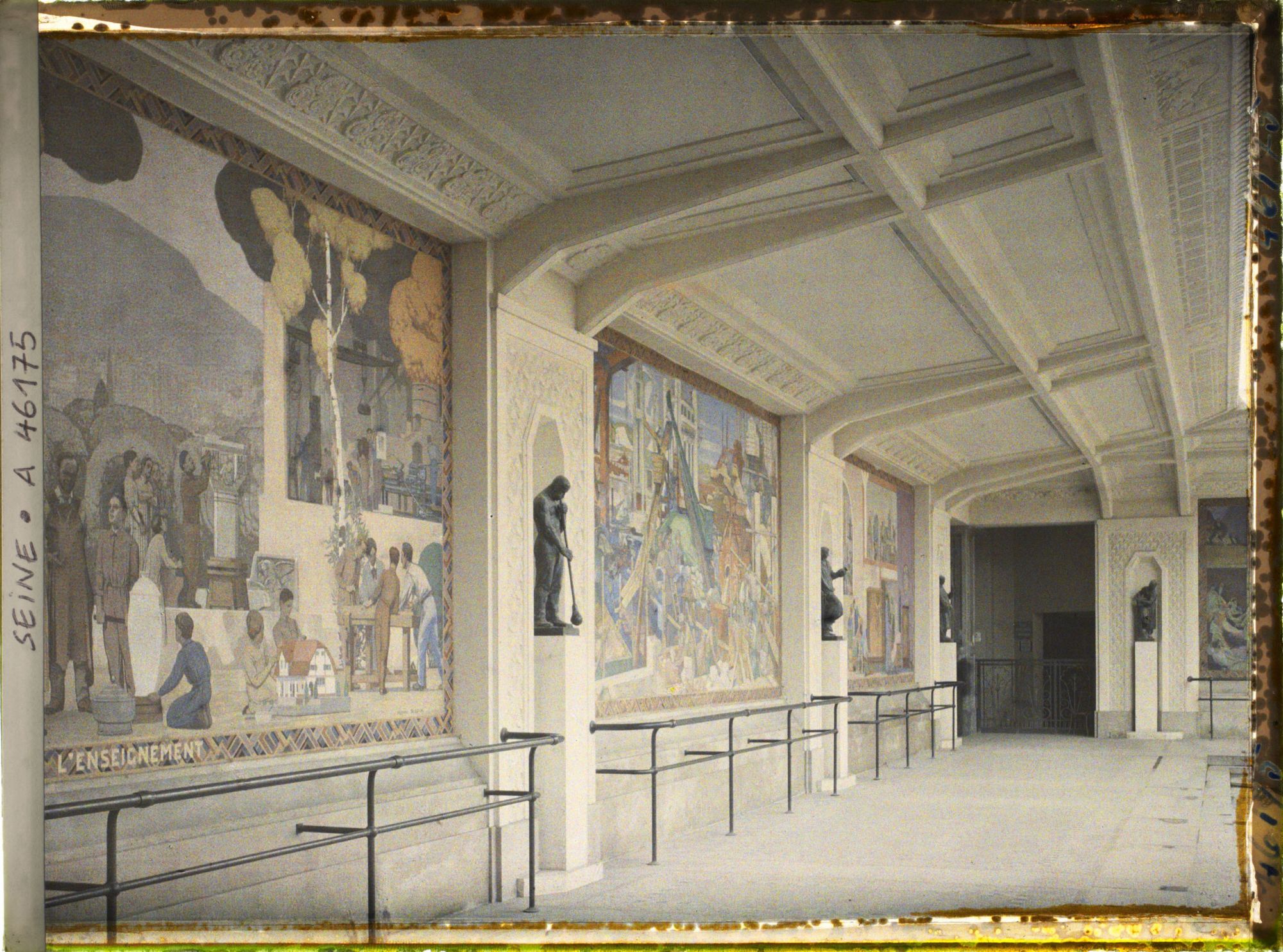 Image représentant L'Exposition des arts décoratifs, la Cour des métiers, sur l'esplanade des Invalides