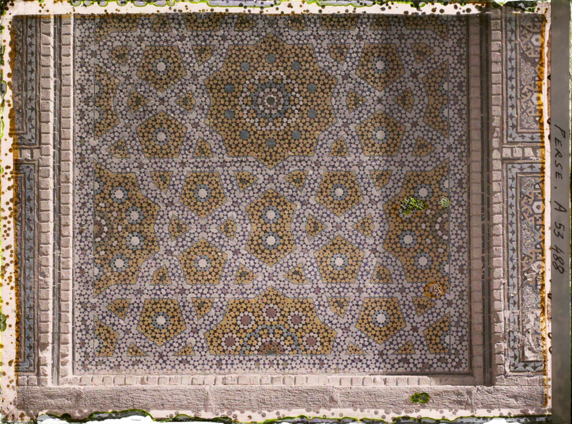 Image représentant La Madreseh Mader-i-Chah, école coranique dite "de la mère du Chah", détail d'un panneau de faïence