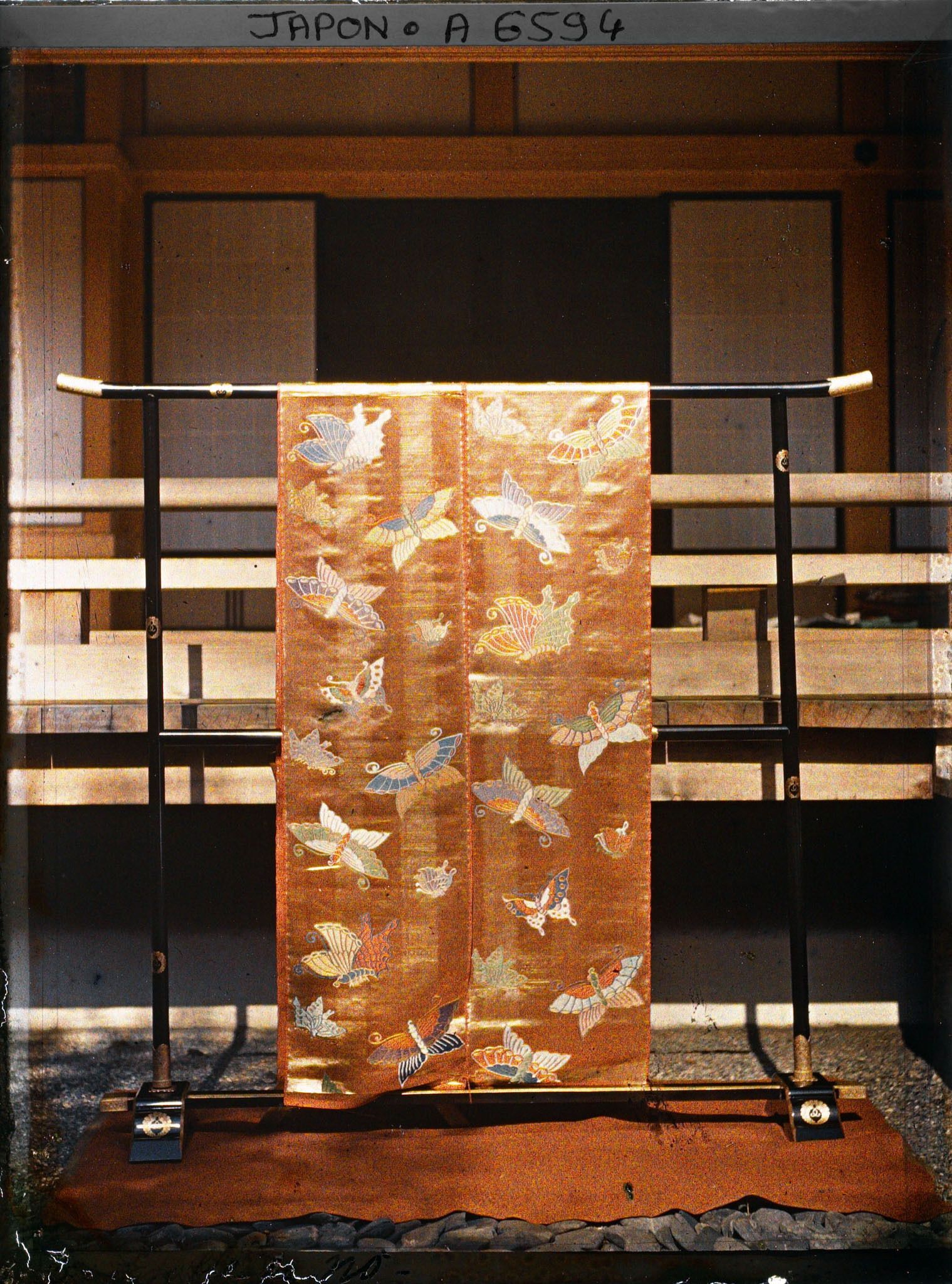 Image représentant Etoffe de théâtre Nô présentée sur un iko