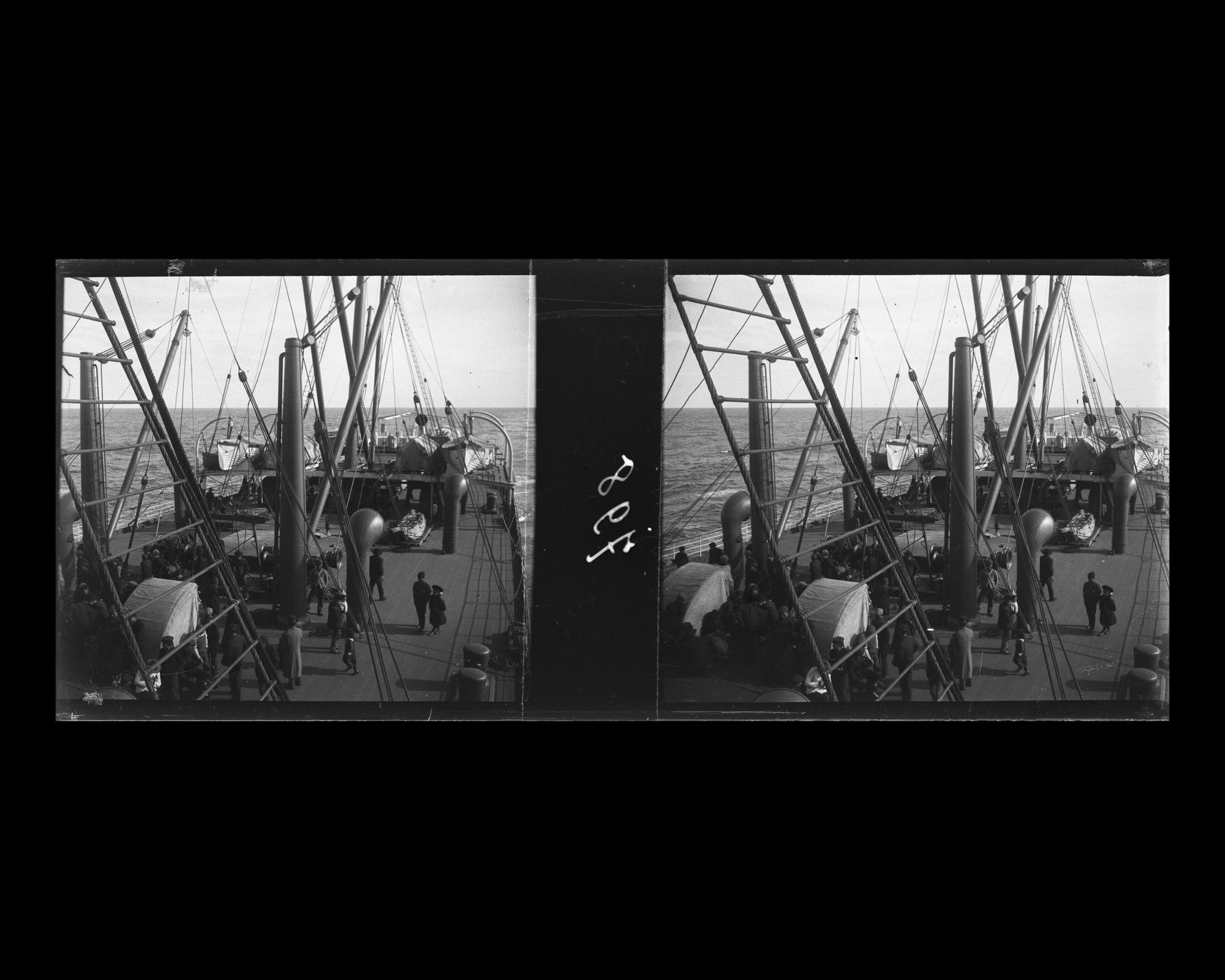 Image représentant Passagers et membres de l'équipage sur le pont à l'arrière du navire