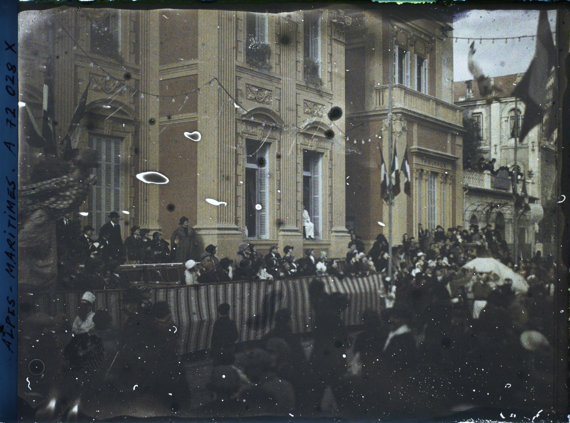 Image représentant Le public privilégié assistant au défilé du carnaval