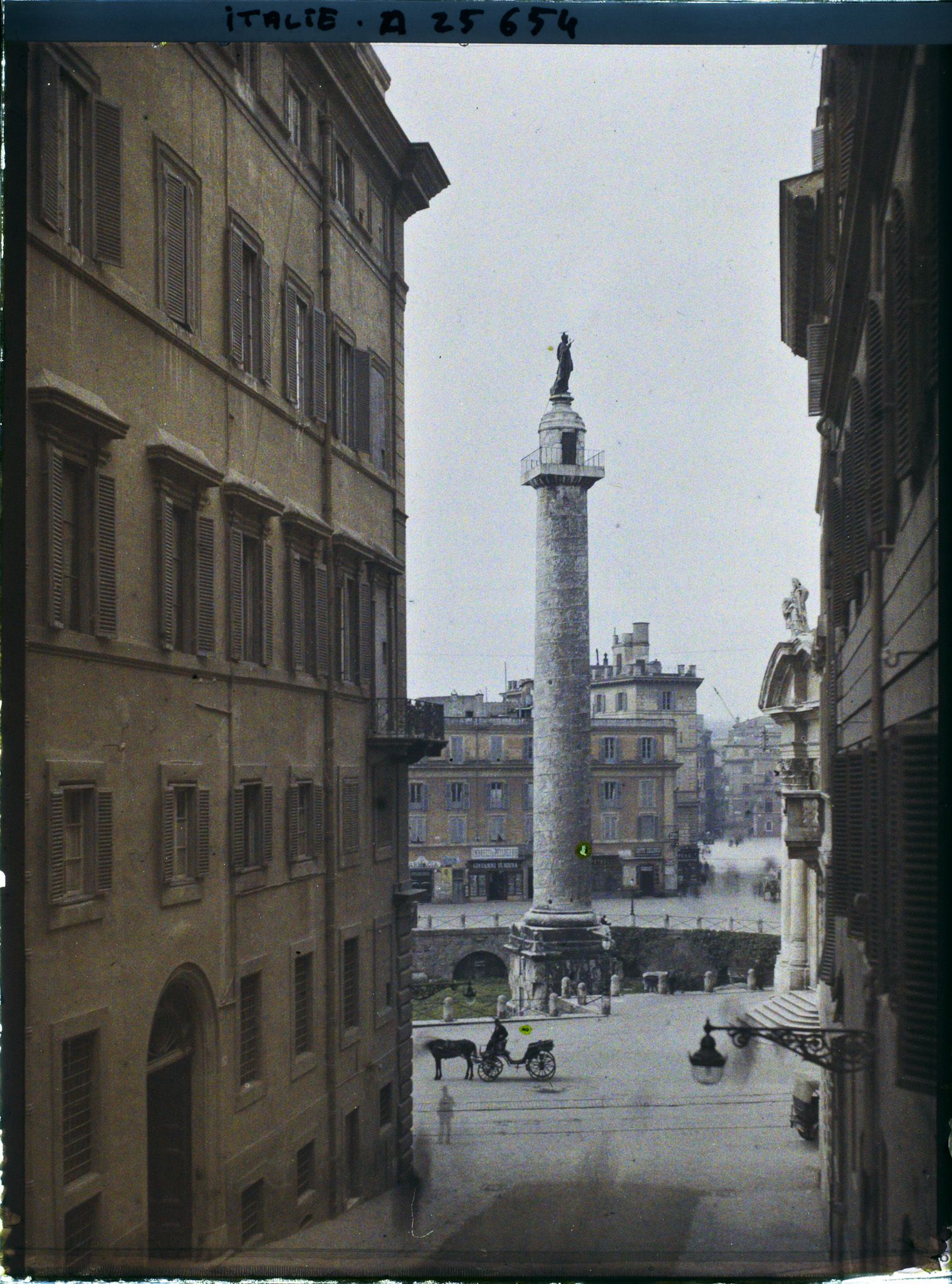 Image représentant La colonne Trajane vue du haut de la via Magnanapoli