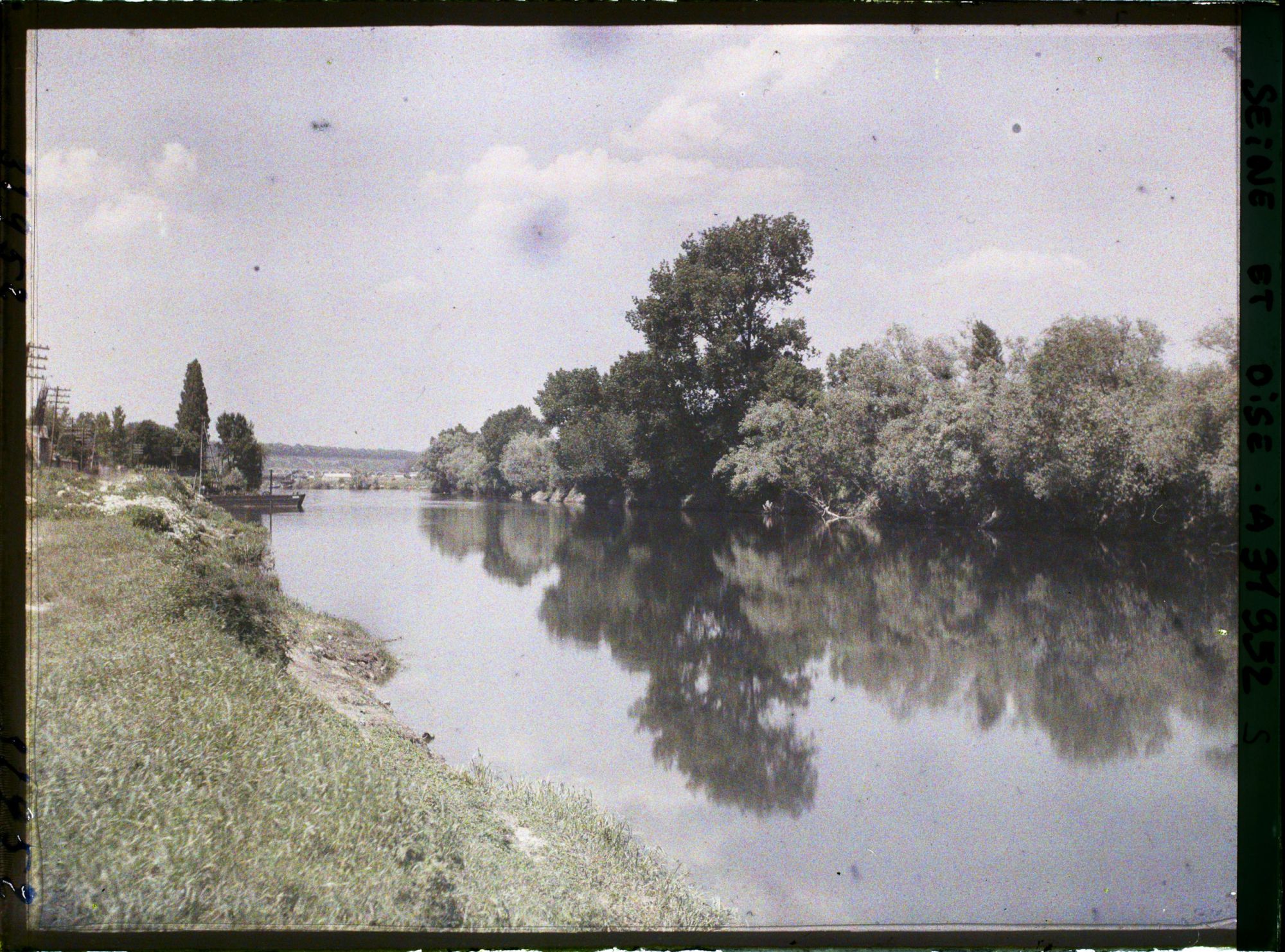 Image représentant France, Port de Marly, La Seine Vue vers l'Aval, au fond la terrasse de St Germain