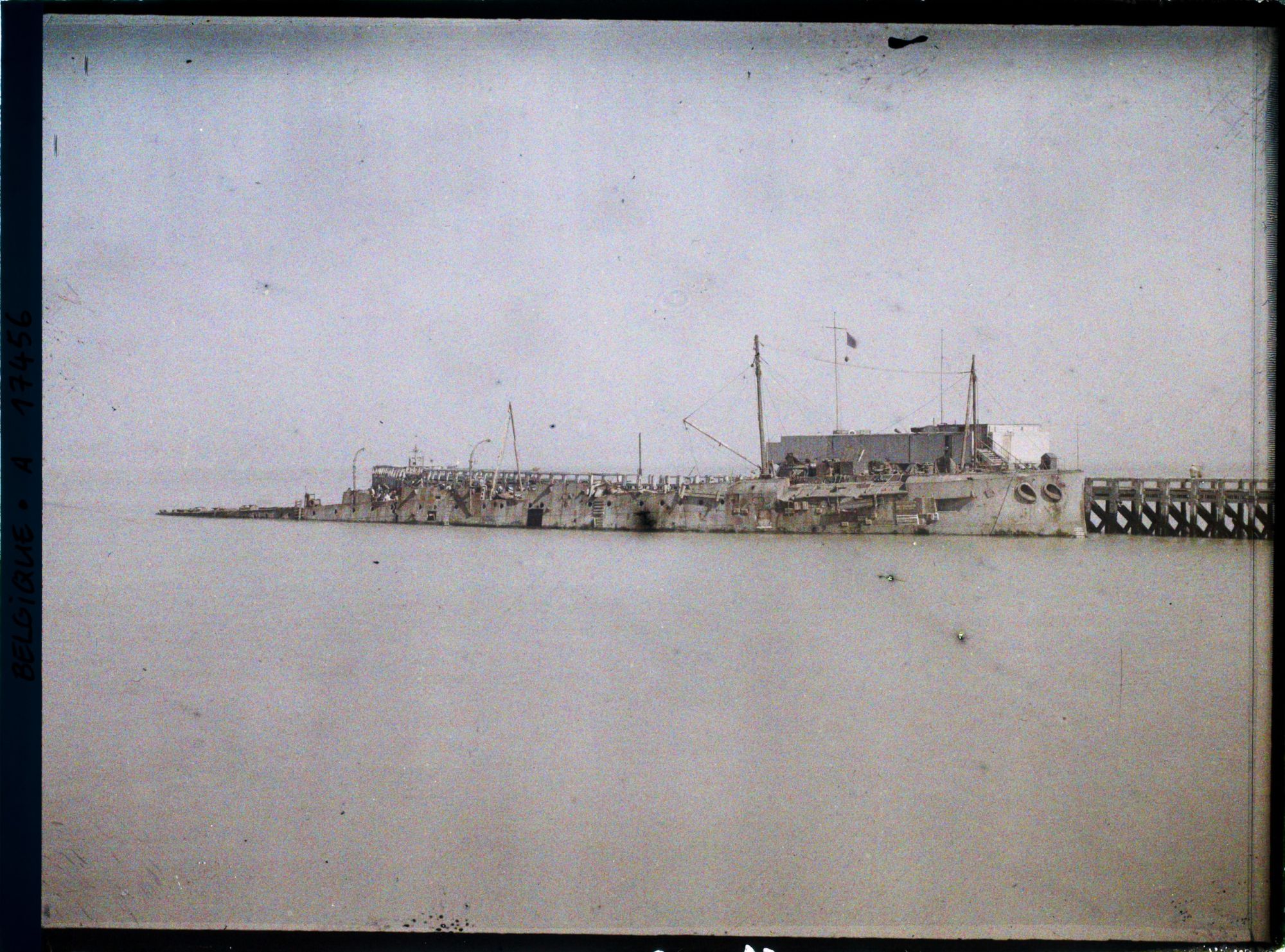 Image représentant Belgique, Ostende, Le "Vindictive" coulé par les Anglais à l'entrée du port