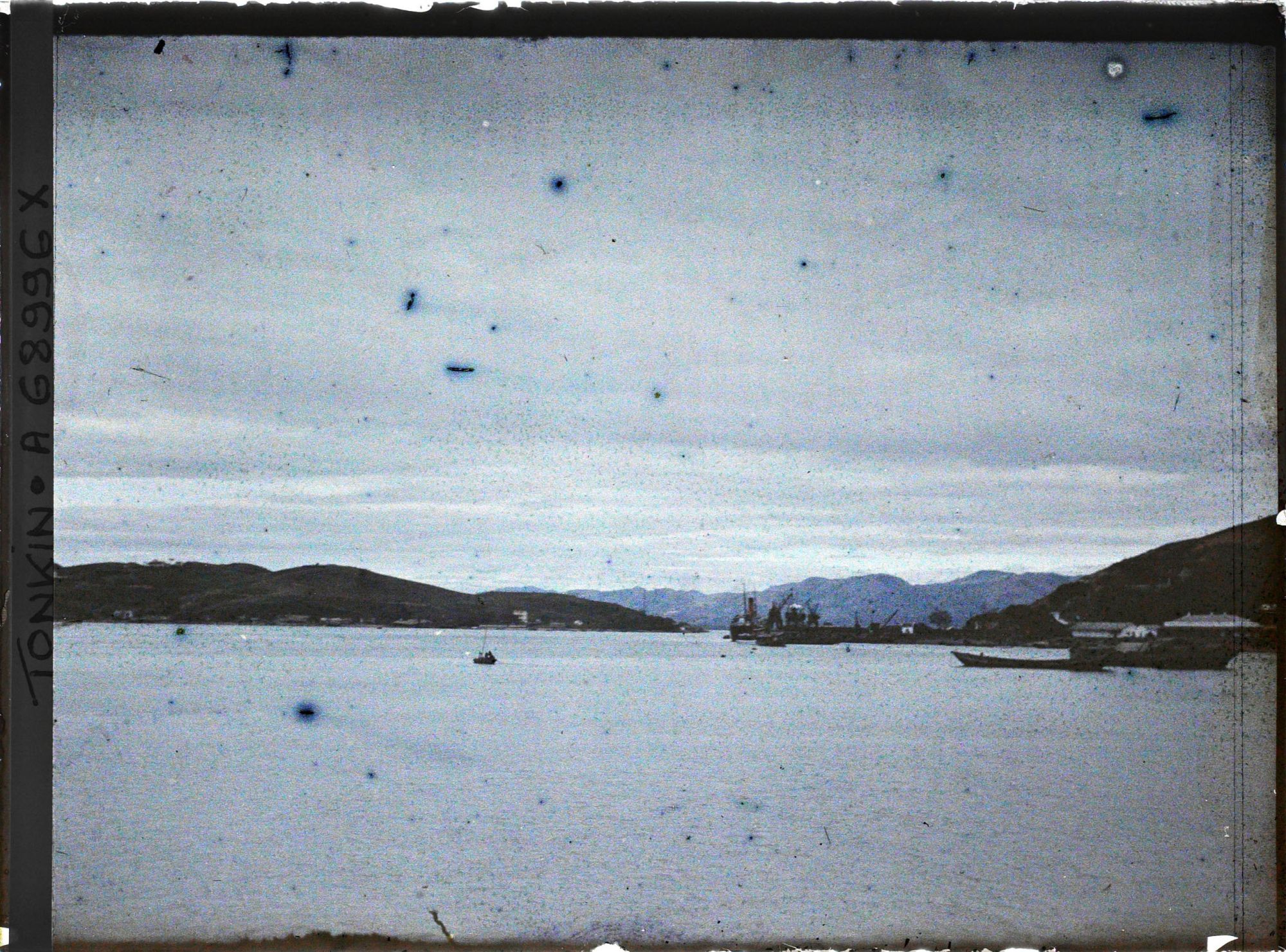 Image représentant Devant Port Courbet, près de Hon-gai