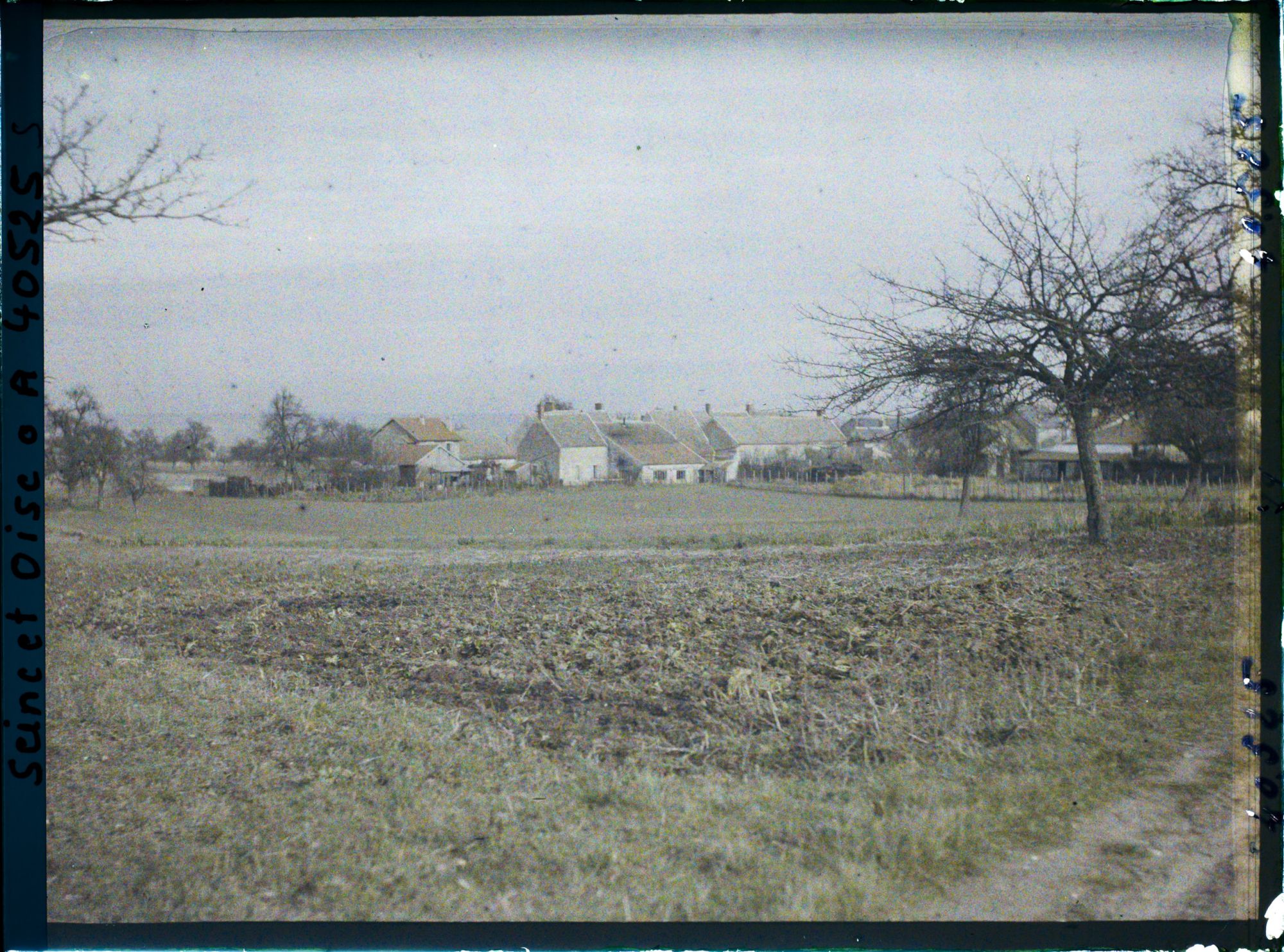 Image représentant France, Les Clayes, Les champs près du Village
