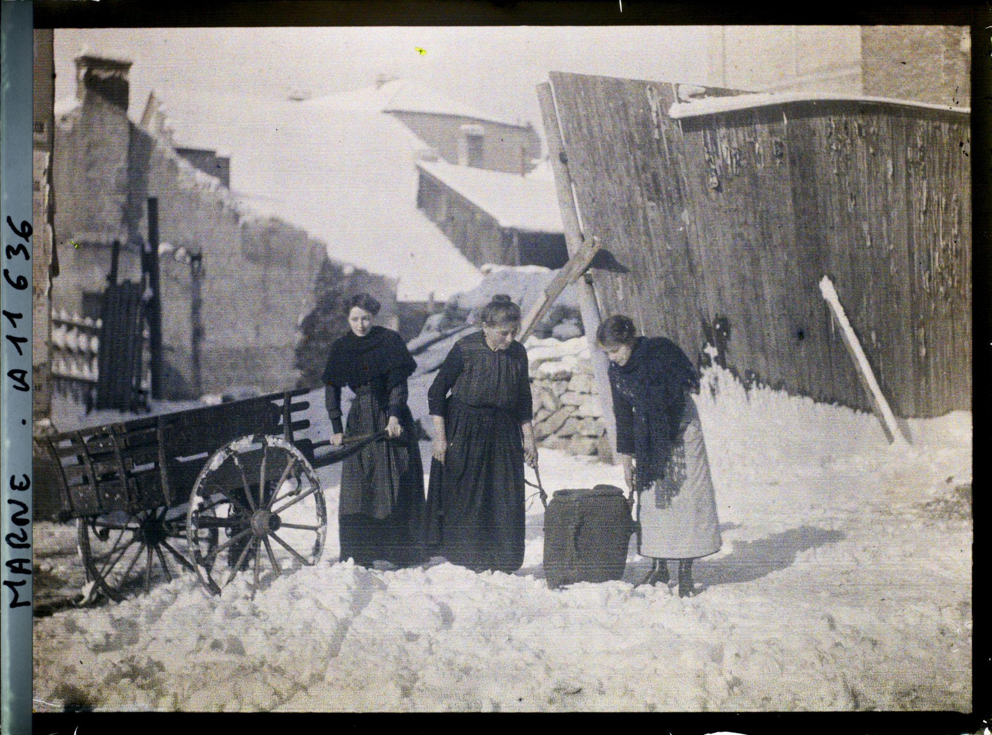 Image représentant Femmes portant du charbon