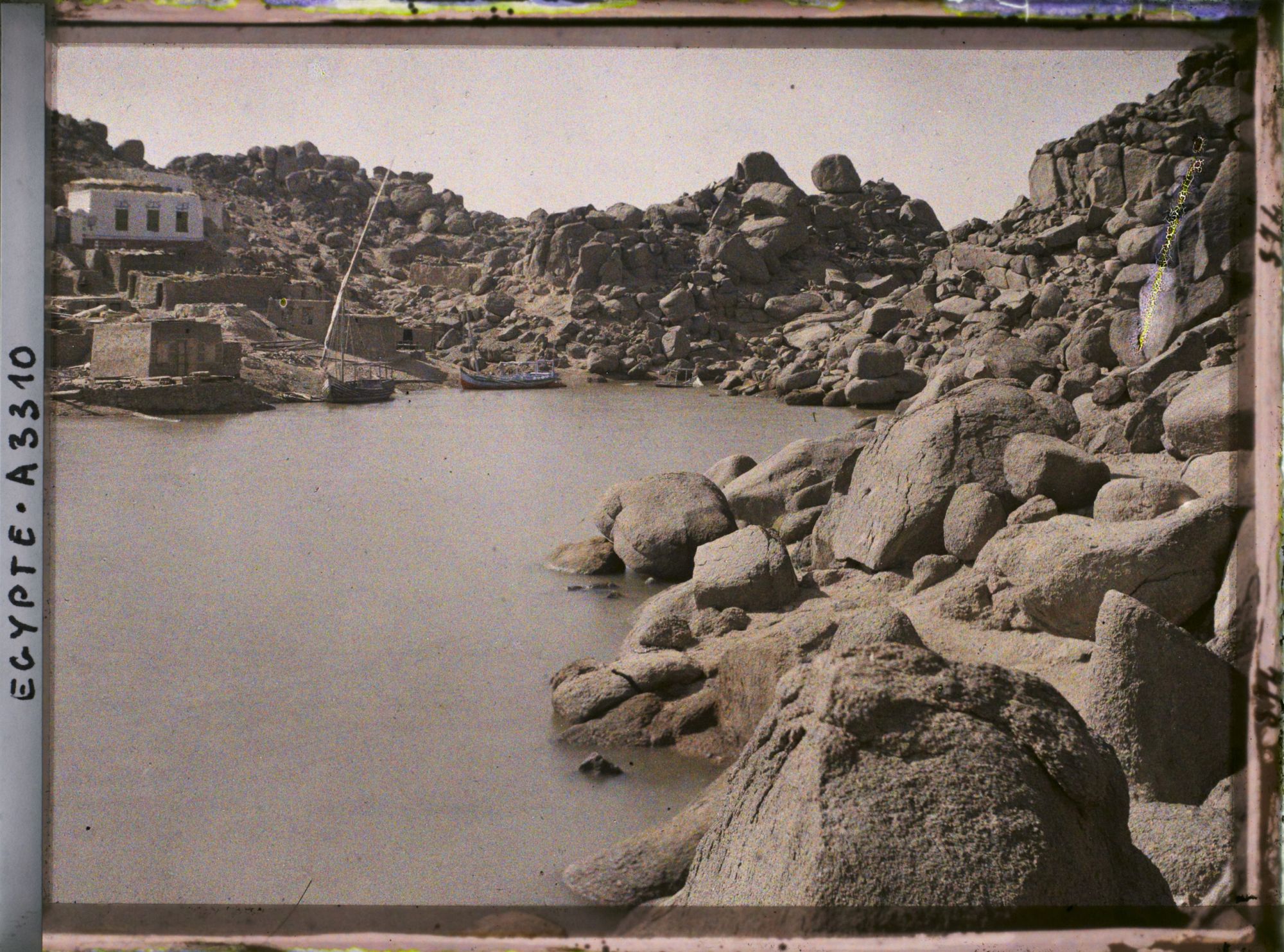 Image représentant Village au bord du Nil près du temple d'Isis