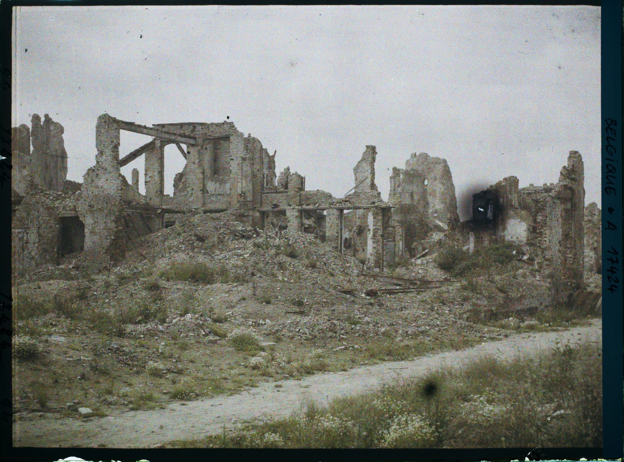 Image représentant Belgique, Ypres, Près de la rue de Dixmude, vue vers la Grande Place