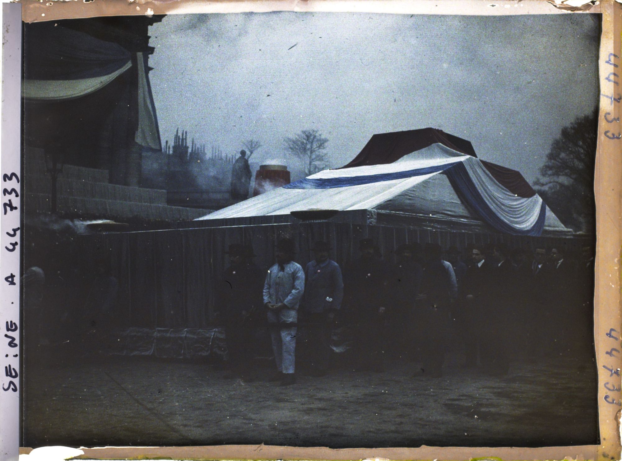 Image représentant Les mineurs de Carmaux autour du cercueil de Jaurès devant la Chambre des députés, pour la translation de ses cendres au Panthéon