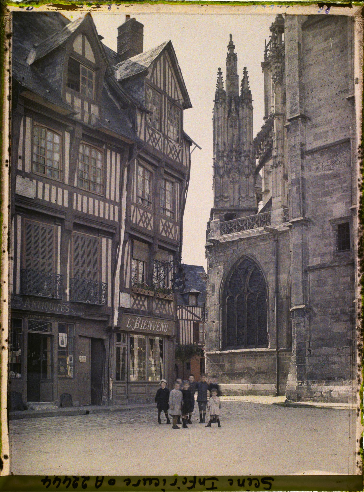 Image représentant Vieilles maisons place de l'église