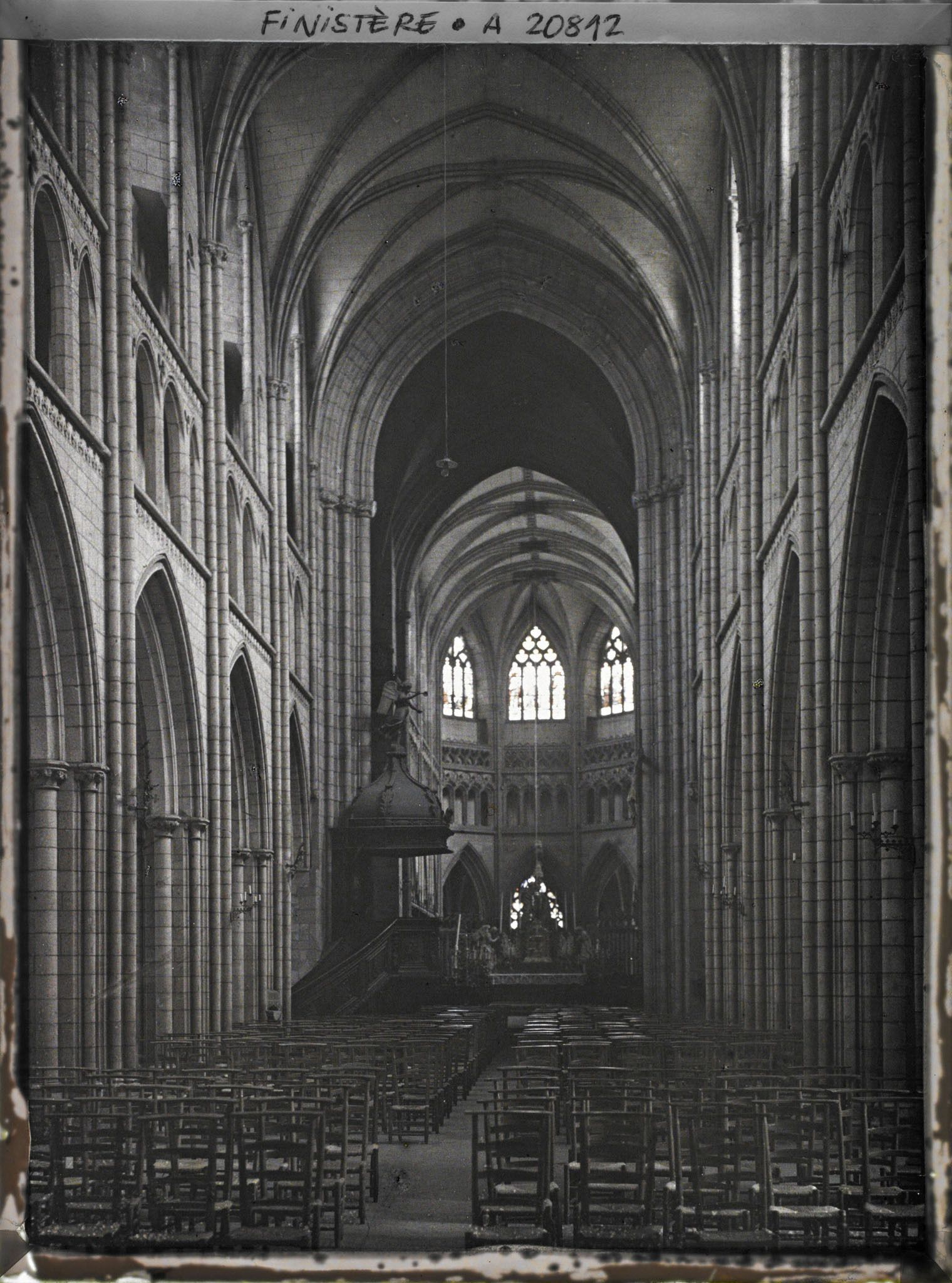 Image représentant L'intérieur de l'église, ancienne cathédrale, Saint-Paul-Aurélien dont l'abside et le choeur sont des XVe et XVIe siècles