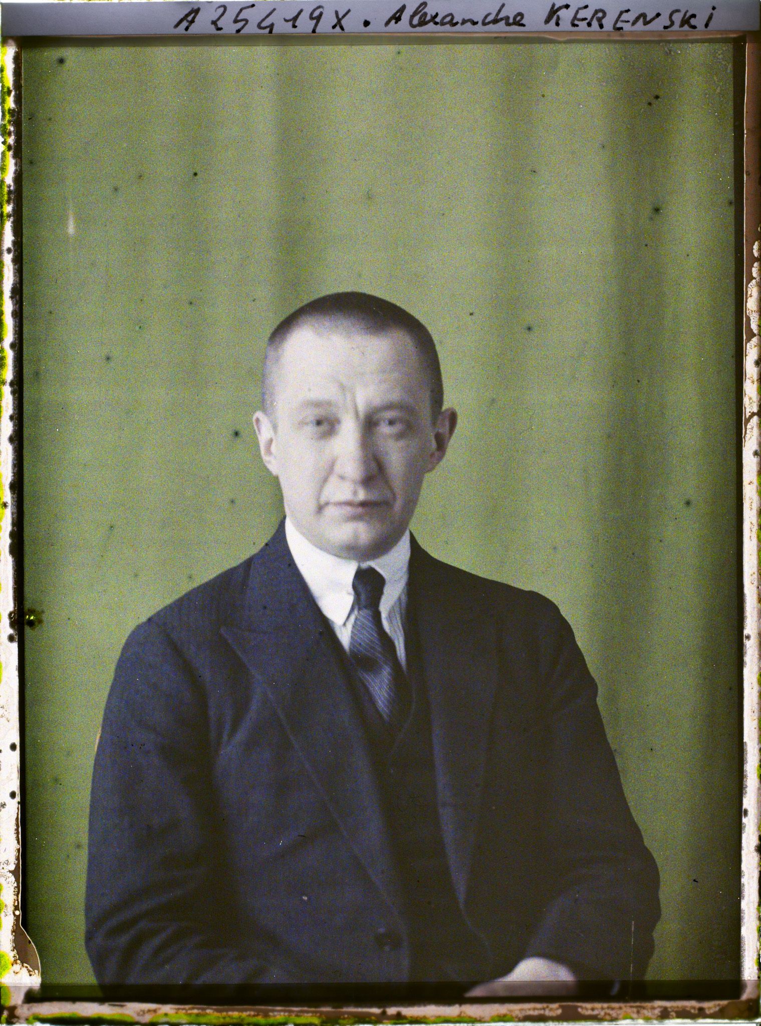 Image représentant Monsieur  https://musee-albert-kahn.s-museum.fr/home/NWQ2OTAwYzNmYjZlZTk1ZWQwODJmMjY4L2dlbmVyaWMtbm90aWNlLXRhYi9hdXRob3JpdHkvNjE3YTc5ZjVjZjhiODk2OGIzMzM3ZDIx/5d6900c3fb6ee95ed082f268/generic-notice-tab/authority/617a79eacf8b8968b333656f Alexandre Kerensky