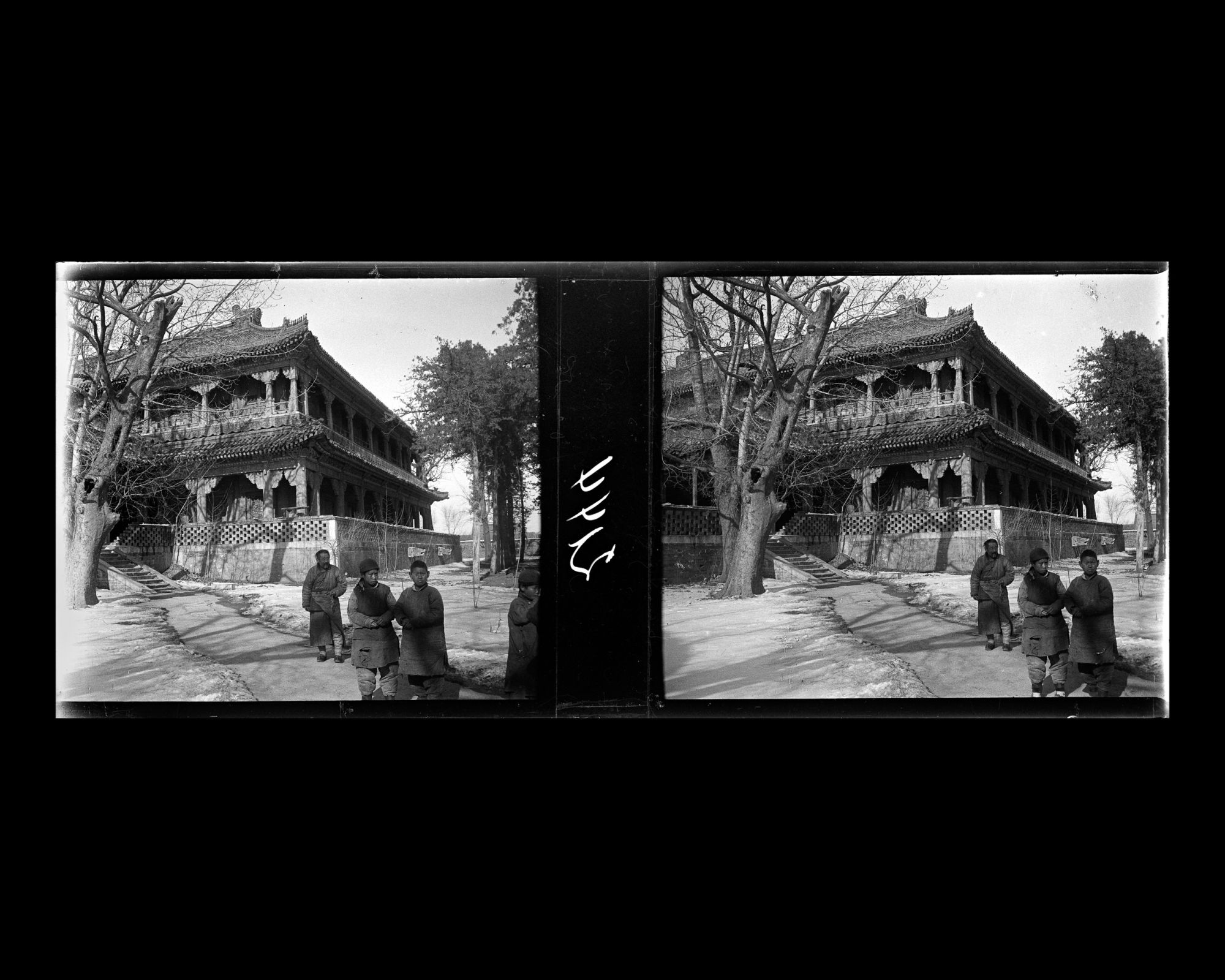 Image représentant Xihuangsi ("temple Jaune de l'Ouest"), axe est. Un homme, une jeune femme et un garçon devant Dalailou ("pavillon du Dalaï") du Dalaïmiao ("temple du Dalaï")