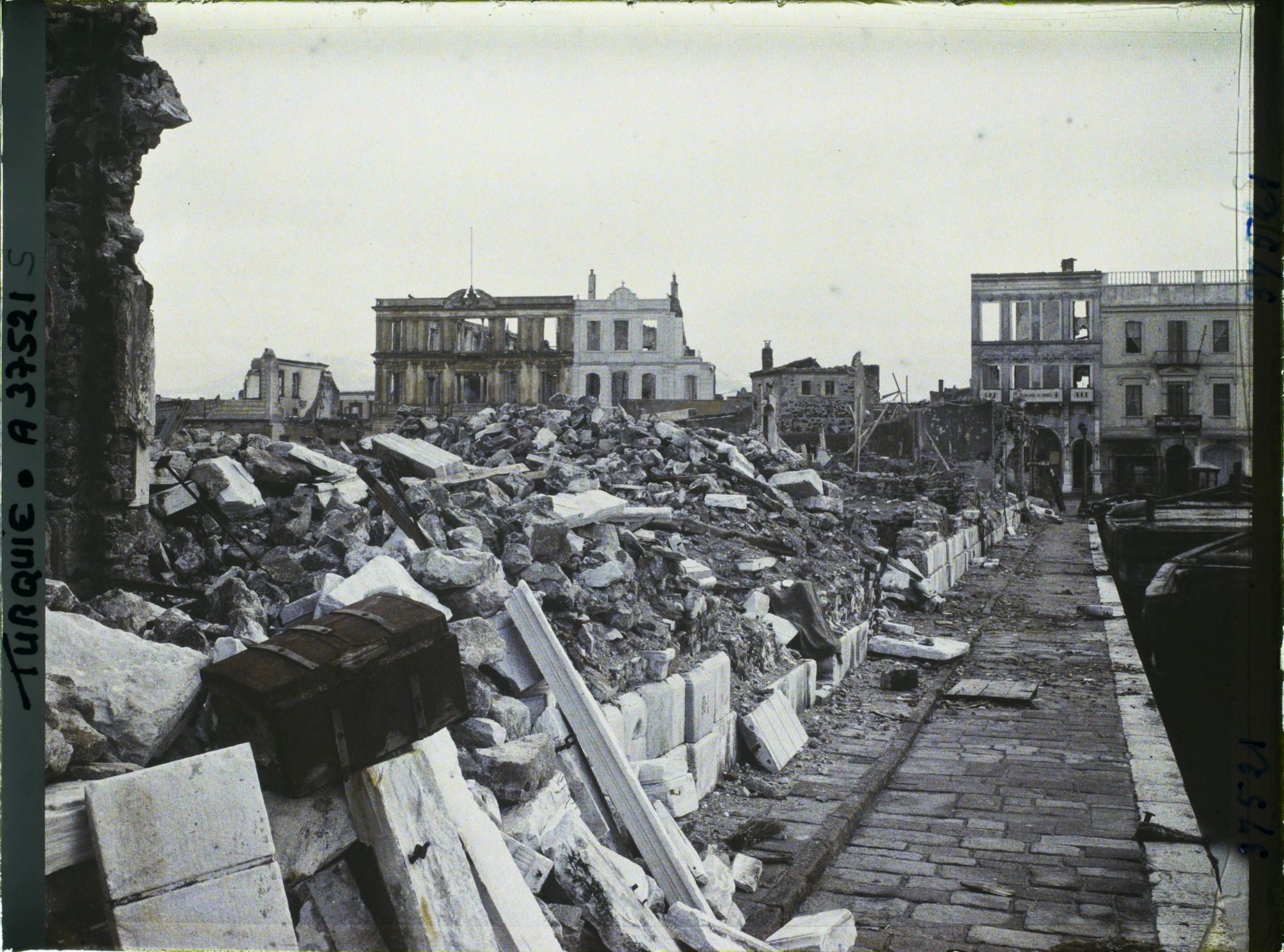 Image représentant Turquie, Smyrne, Les Quais de Smyrne - Ruines des Quais vues du petit môle