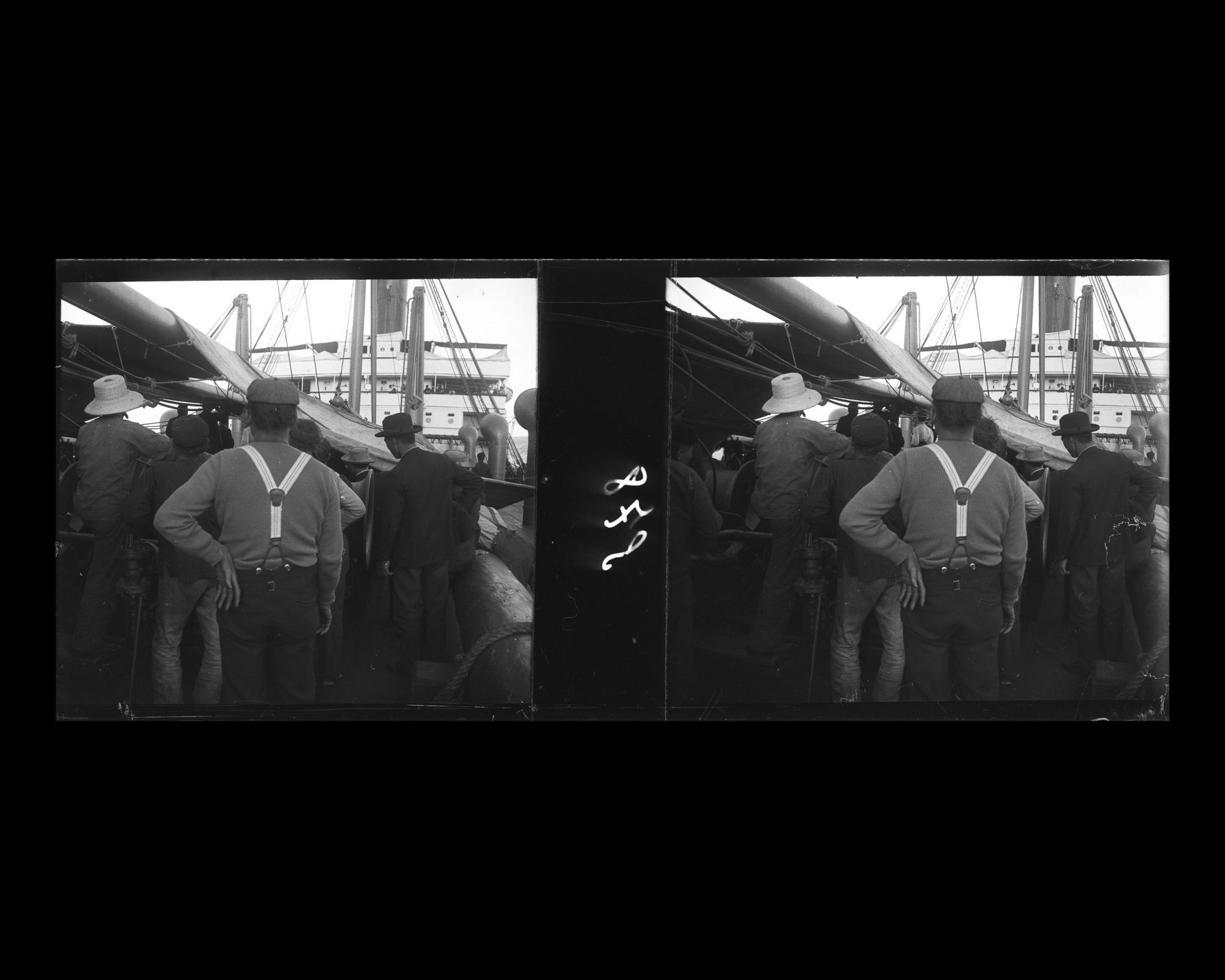 Image représentant Passagers assistant à un service religieux sur le pont avant du navire (?)