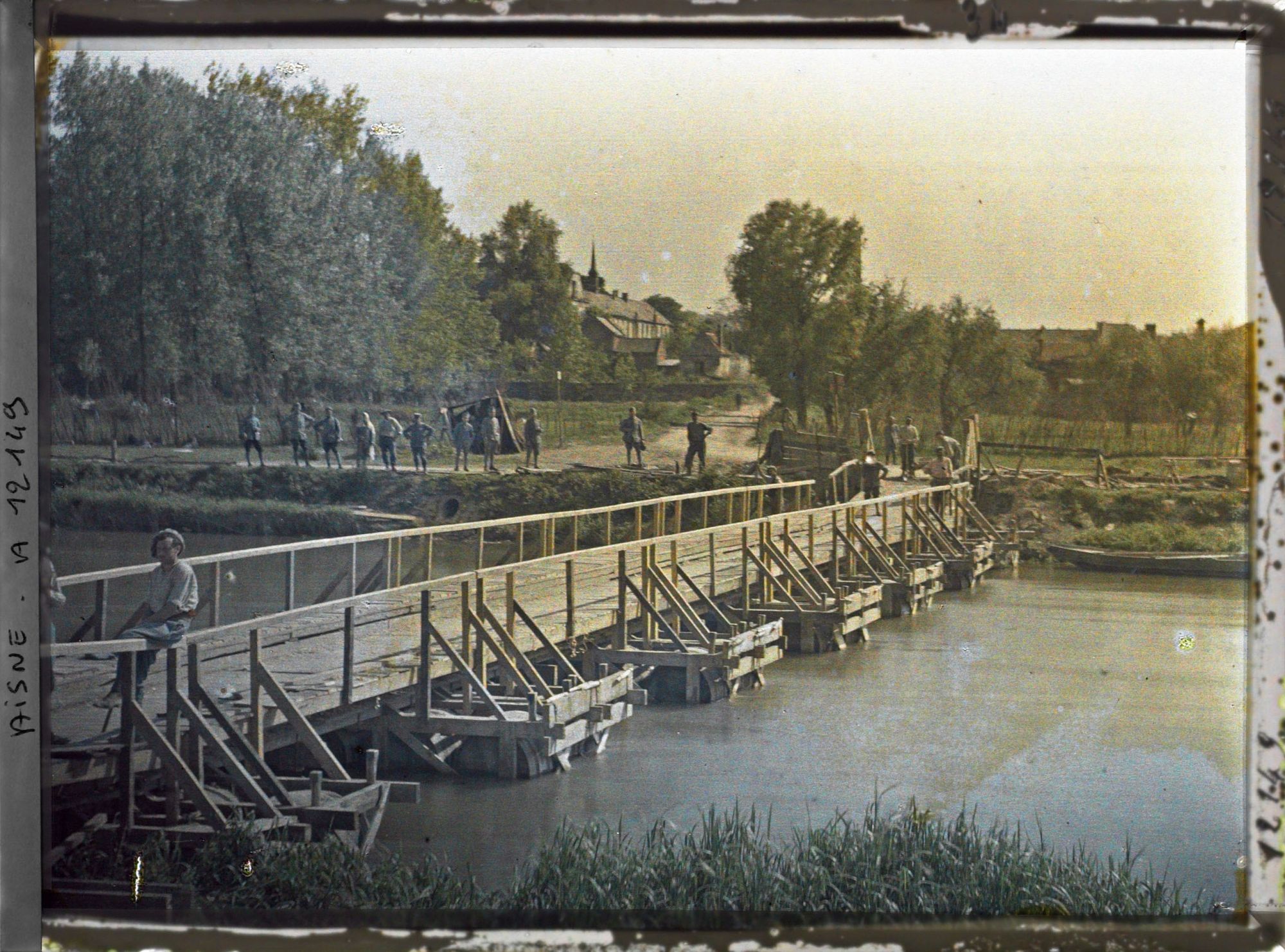Image représentant Pont de tonneaux sur l'Aisne avec soldats du génie