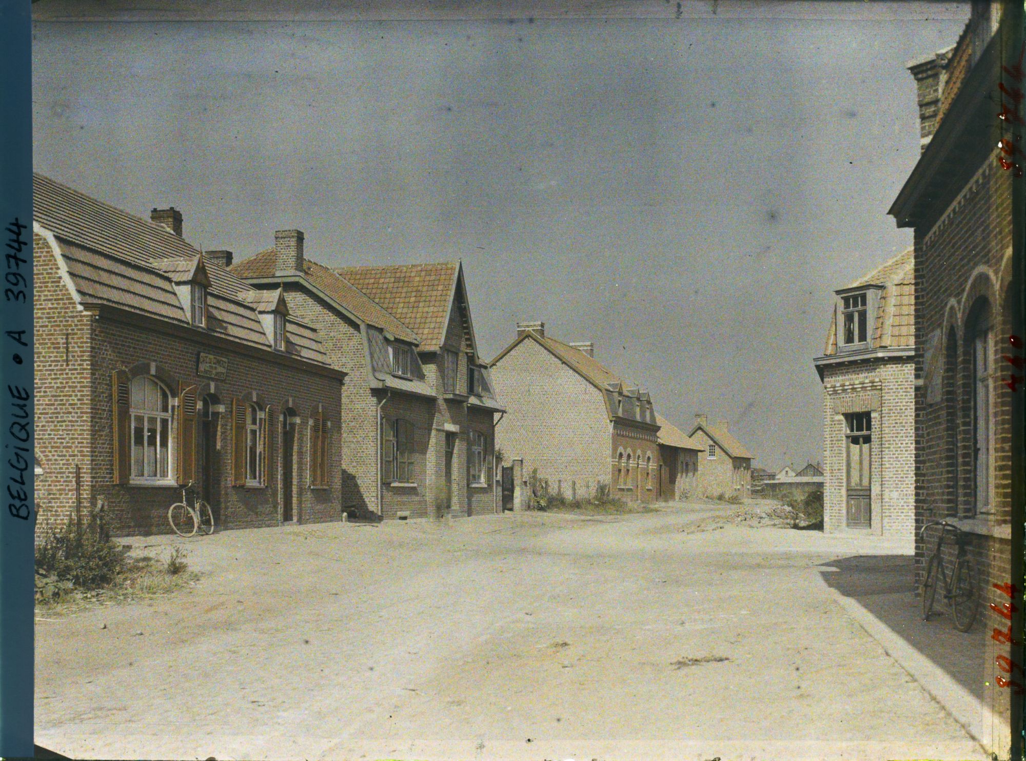 Image représentant Belgique, Kortewelde, Une rue reconstruite