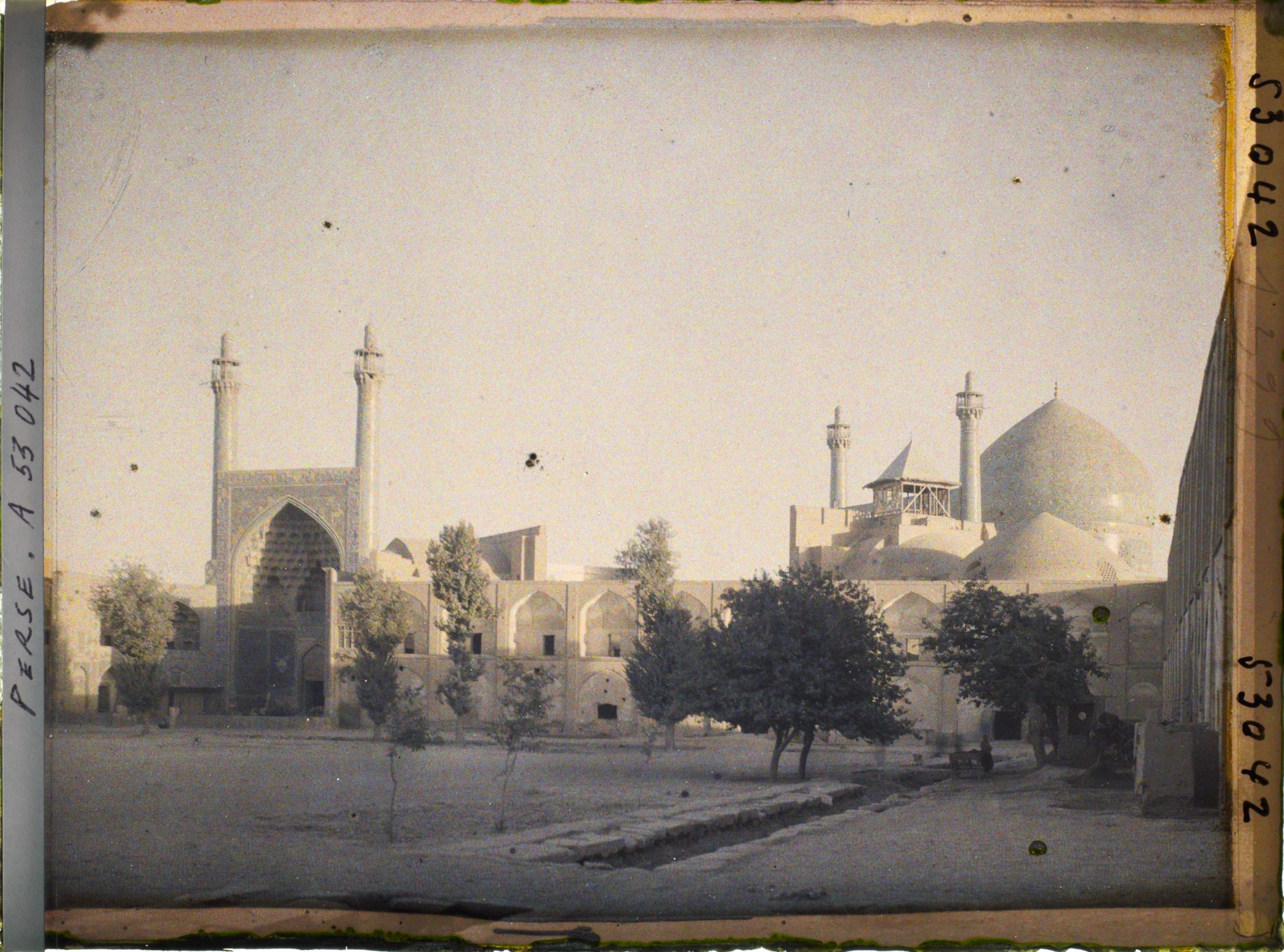 Image représentant La Masjid-i-Chah (mosquée du Chah) au crépuscule