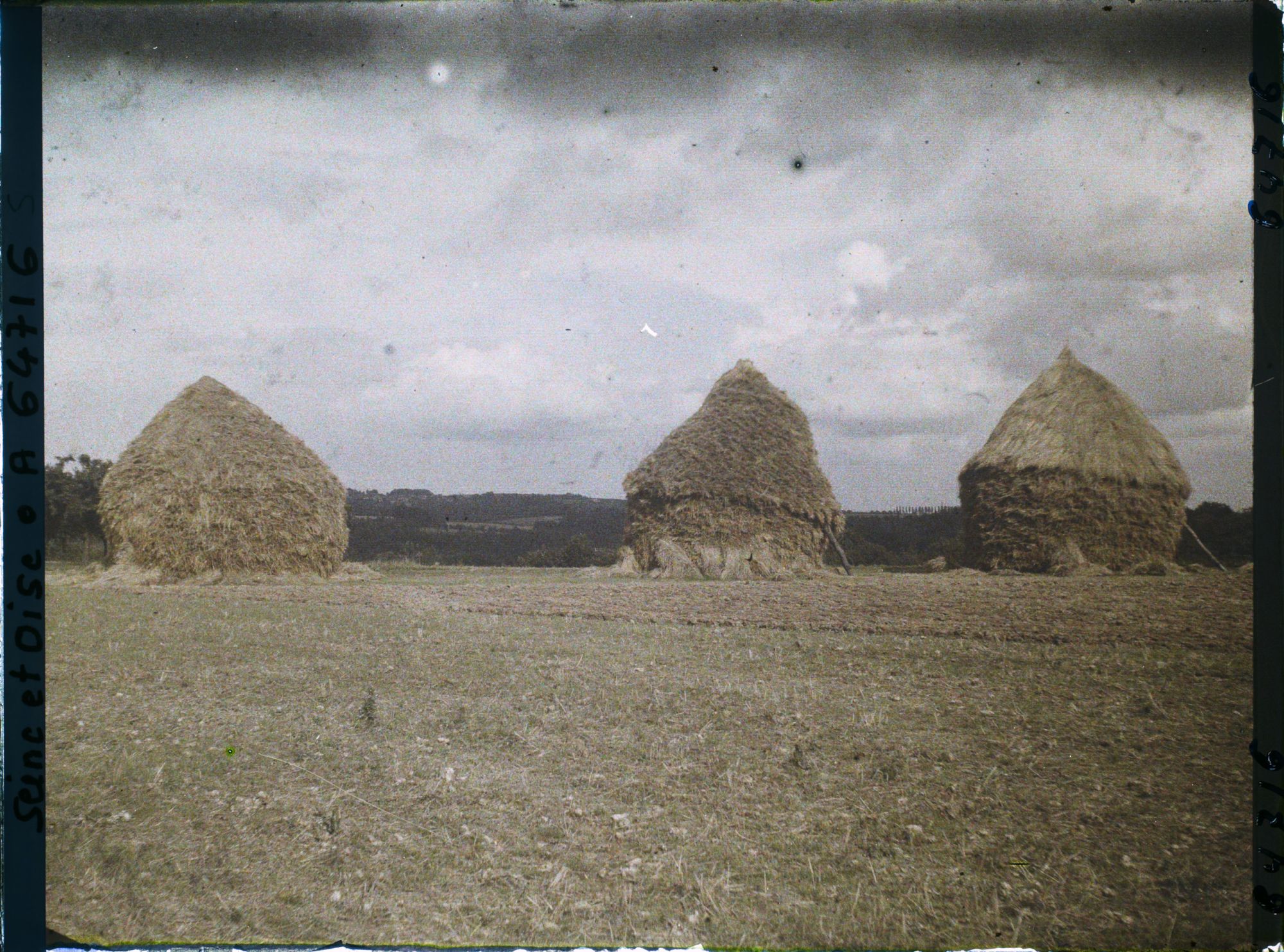 Image représentant Ile de France, Maffliers, Groupe de meules de blé et ciel orageux
