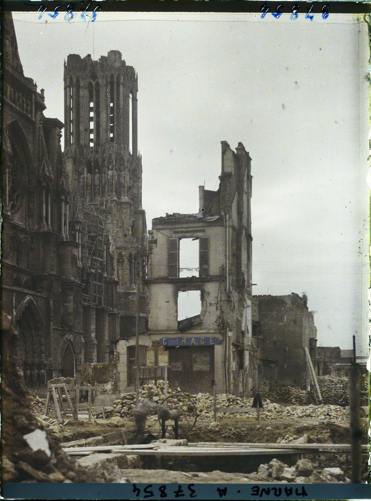 Image représentant France, Reims, Ruines vers le porche ouest de la Cathédrale