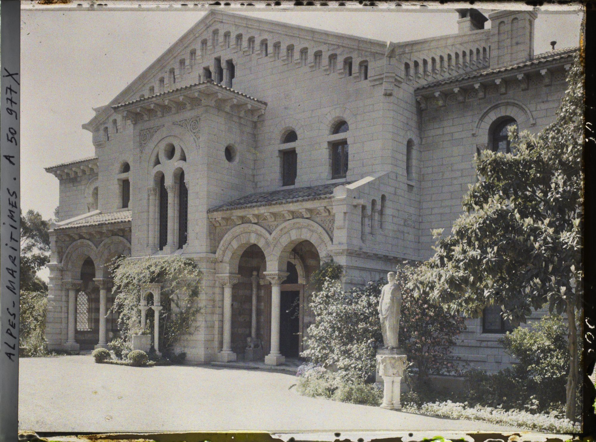 Image représentant La façade nord de la villa Cypris, côté rue, vue en direction du sud-est
