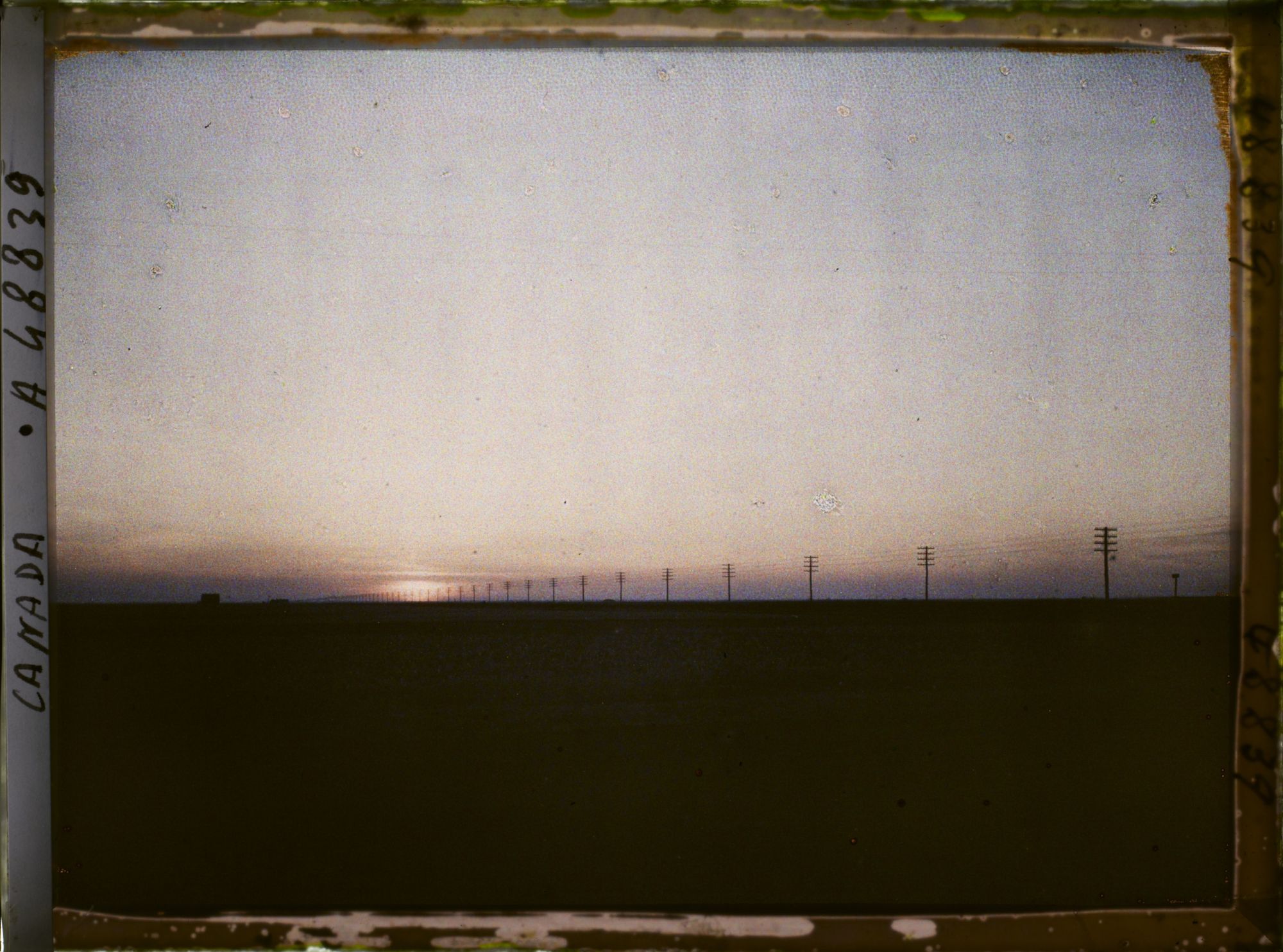 Image représentant Canada, Elie, Coucher de Soleil sur la plaine cultivée, à l'horizon, une ferme