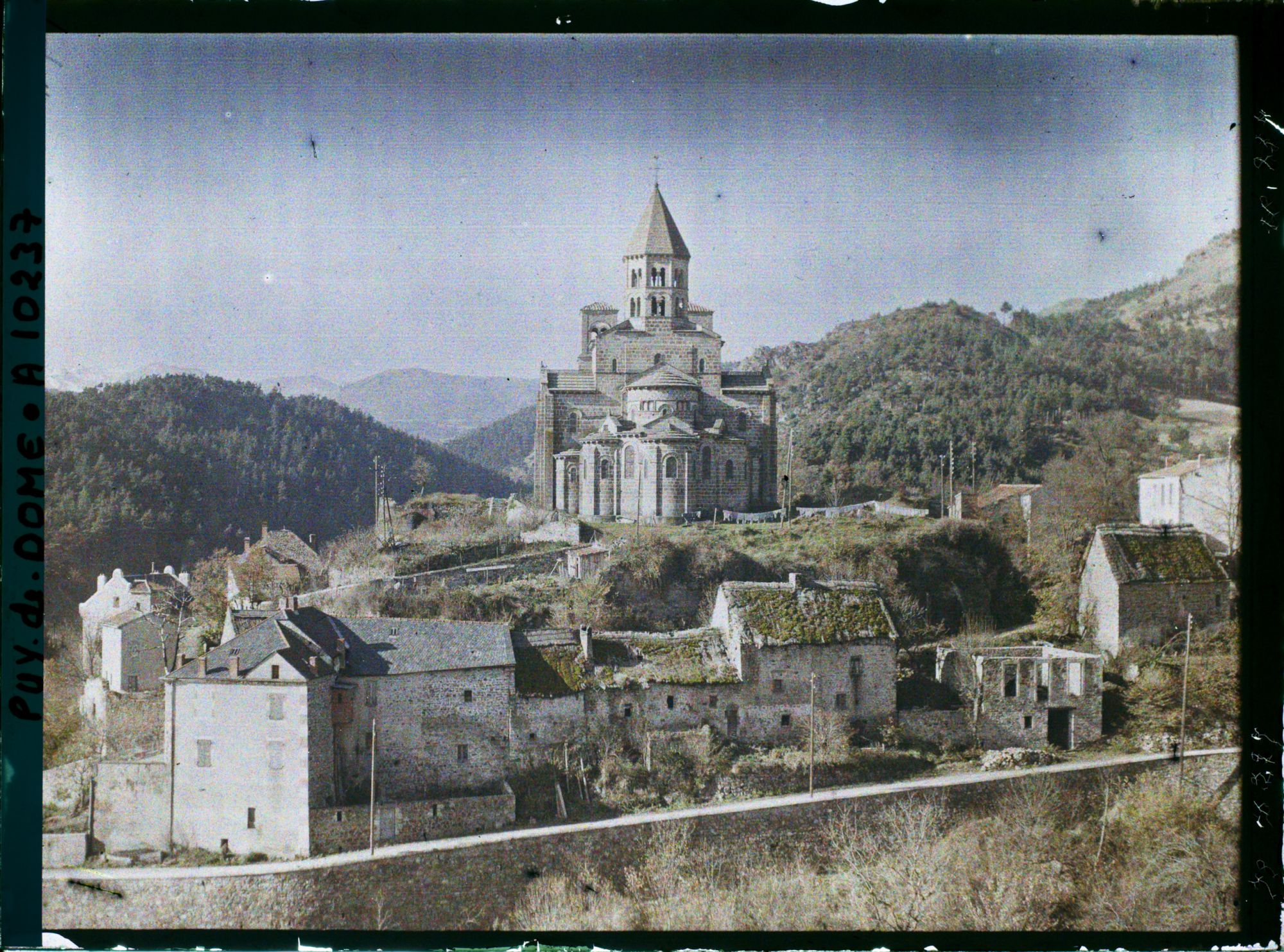 Image représentant France, St Nectaire, Le Village et l'Eglise