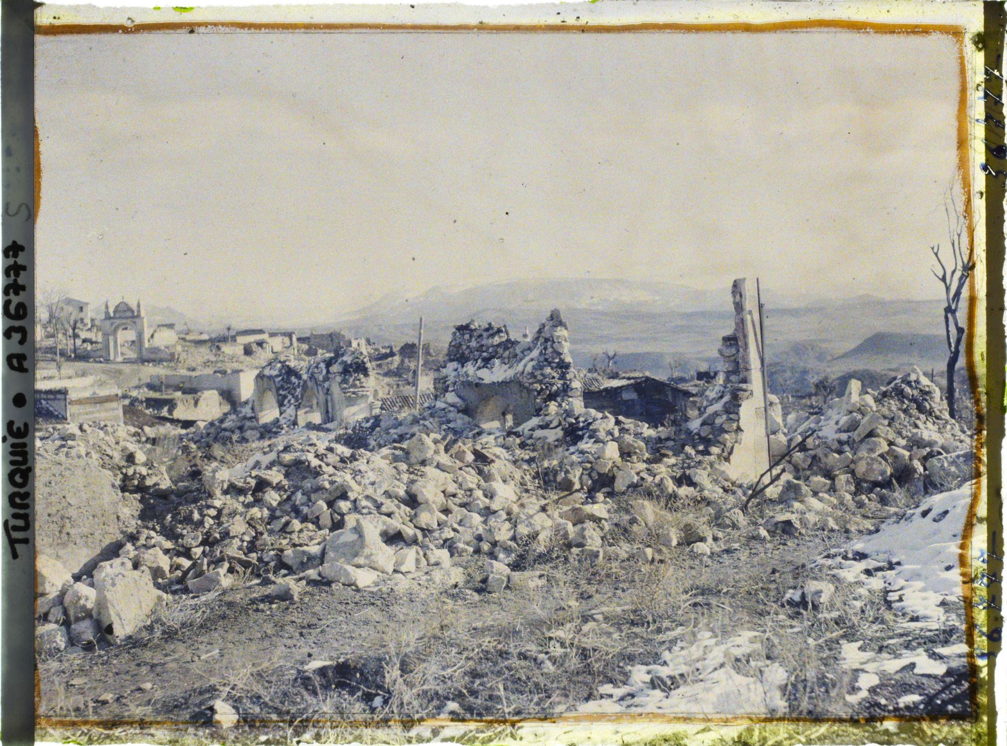 Image représentant Turquie, Biledjik, Ruines vers le Konak