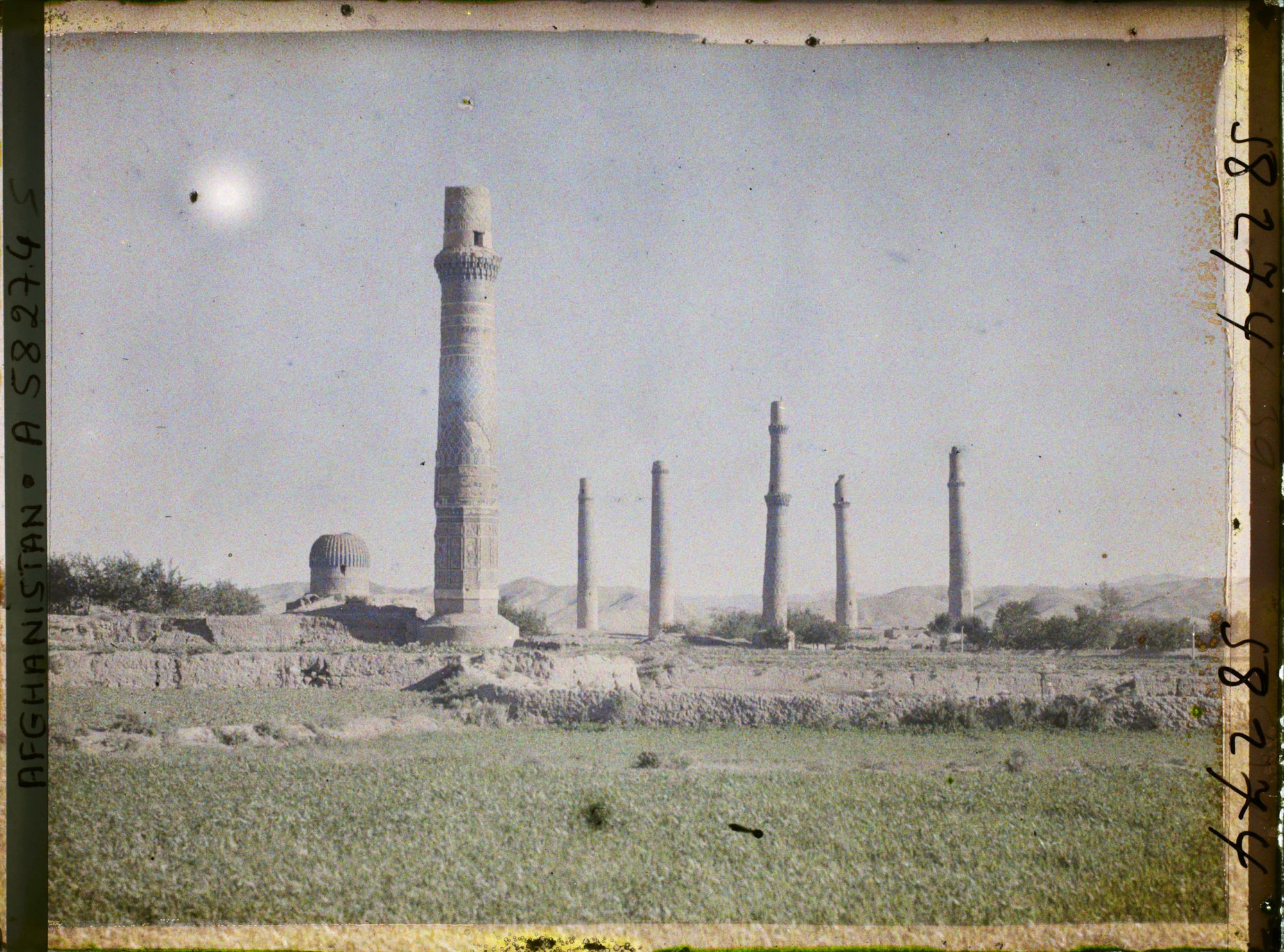 Image représentant L'ensemble de Gawhar-Châd : le dôme du mausolée, un minaret de la Musalla, un minaret de l'entrée de la Madrassa, et les minarets de la Madrasa Ni'Matiye