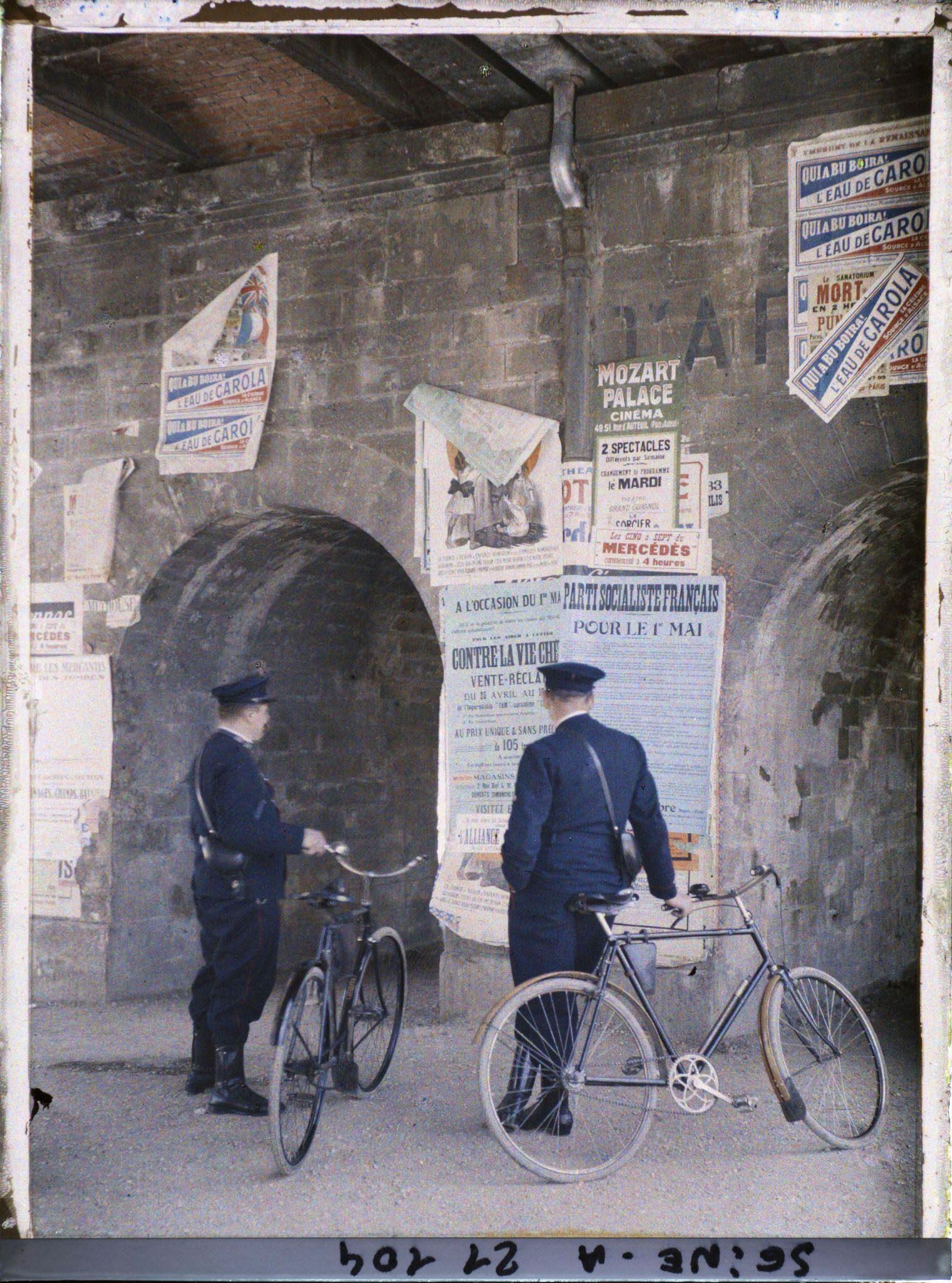 Image représentant Policiers ou pompiers lisant des affiches à l'occasion du 1er mai, boulevard Exelmans