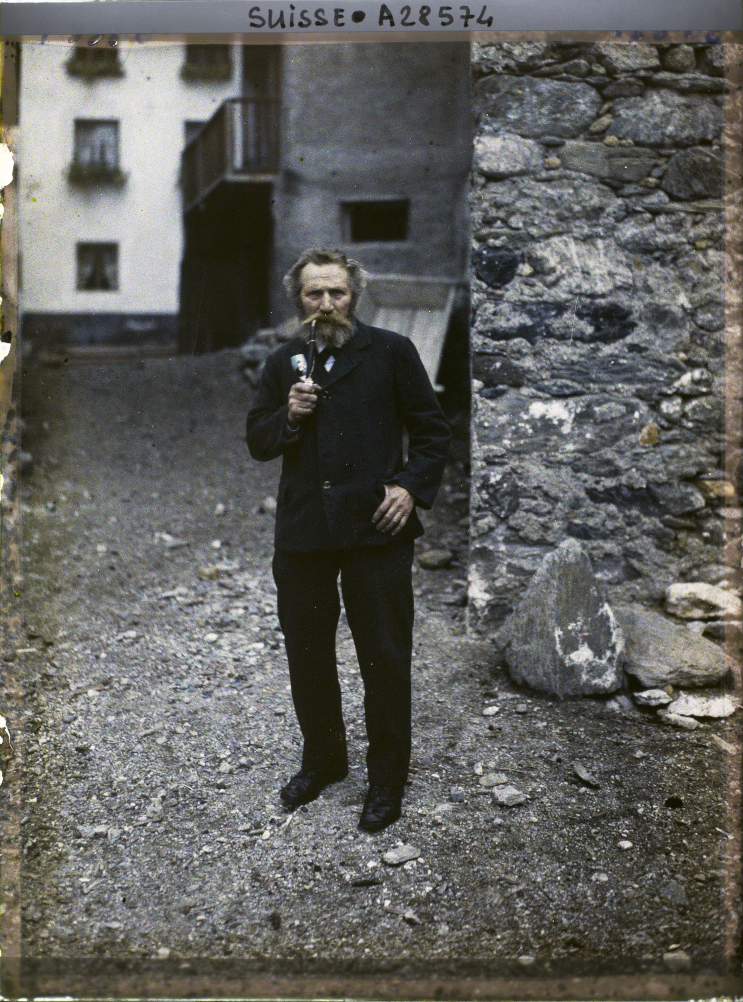 Image représentant Un paysan romanche pose dans une rue