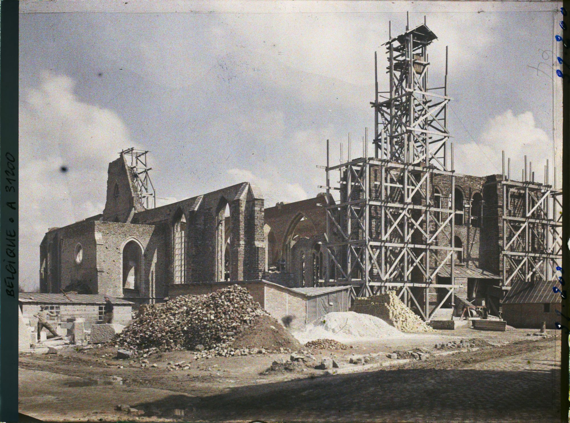 Image représentant Belgique, Ypres, L'Eglise St Pierre en reconstruction