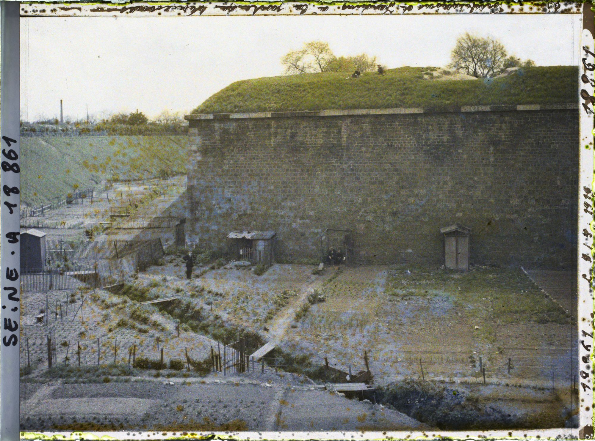 Image représentant Les jardins ouvriers aux pieds des fortifications, à la porte de Vincennes