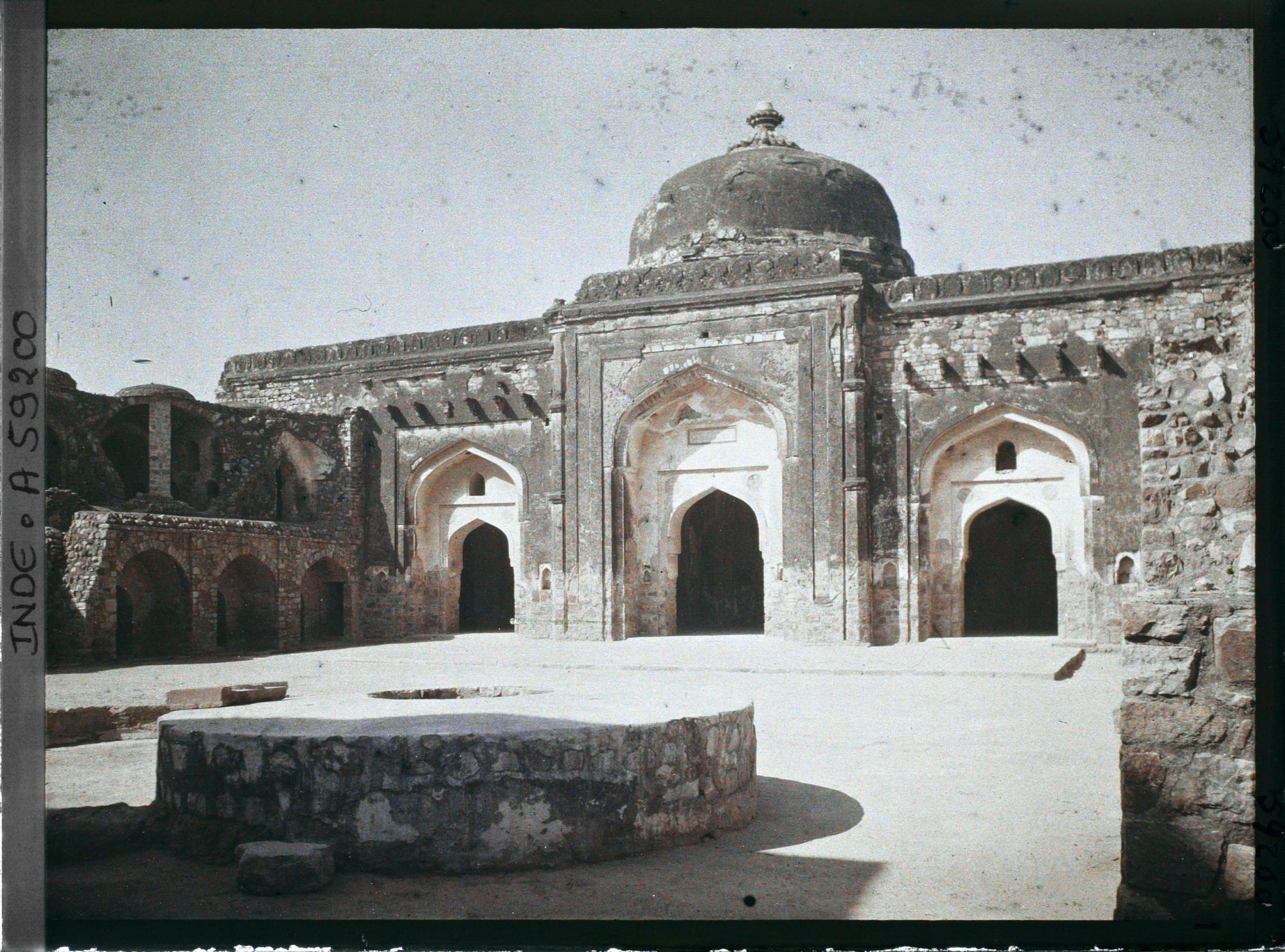Image représentant Le puits dans la cour, la façade Est de La mosquée de Maham Anga, communément appelée Khairul Manzil