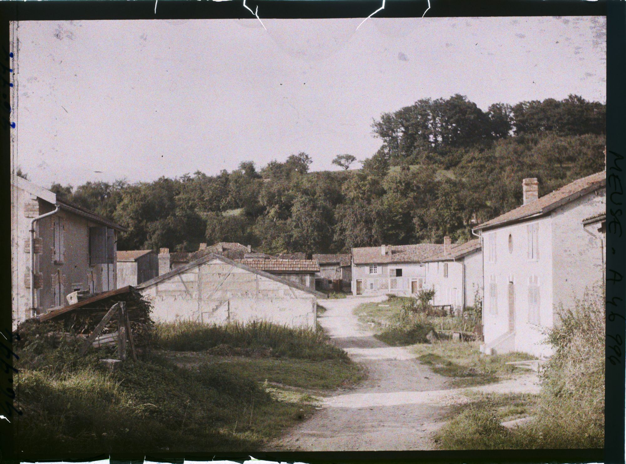Image représentant France, La Chalade 392 h - Meuse, Le bas du village