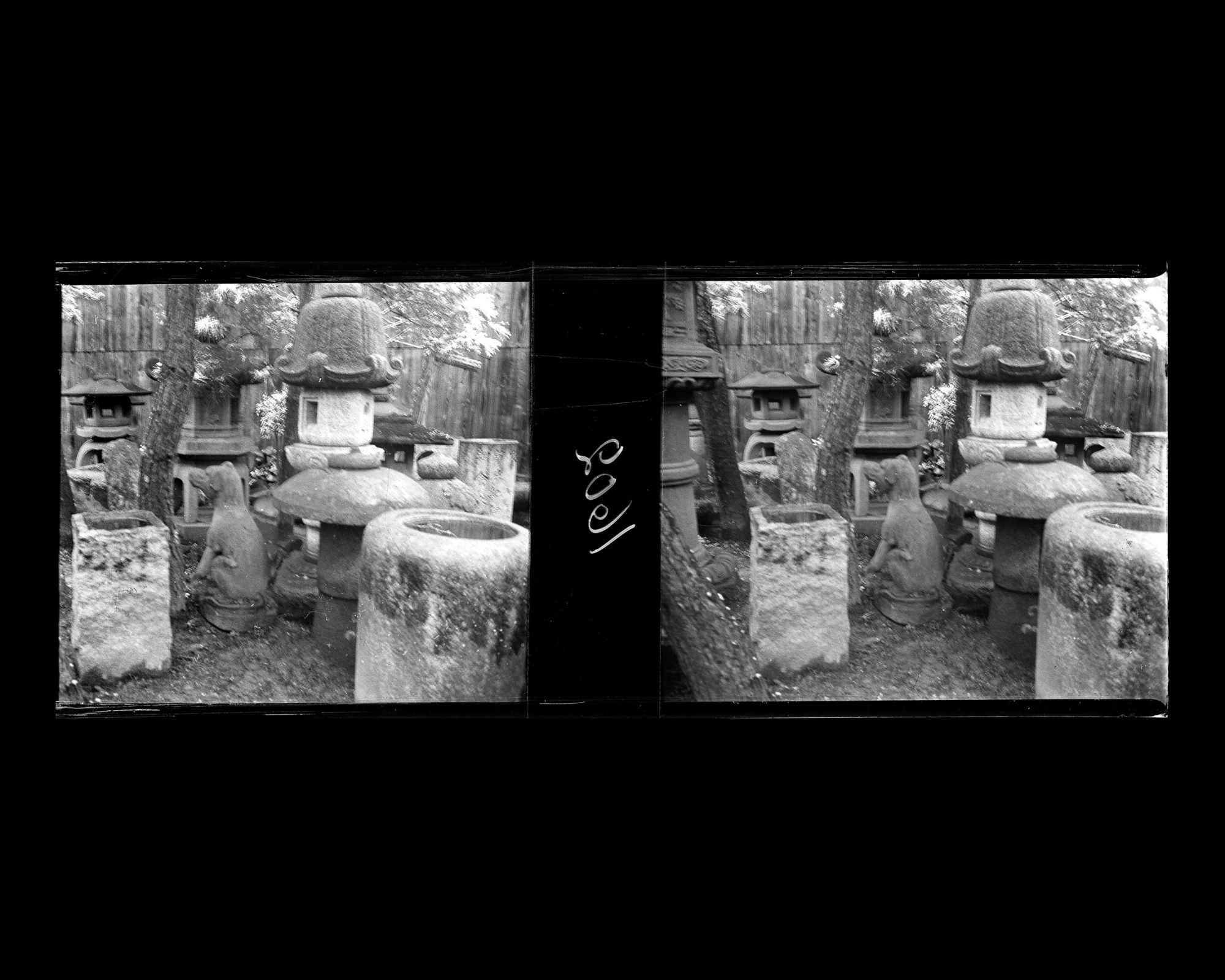 Image représentant Lanternes votives et statue d'Inari dans un temple