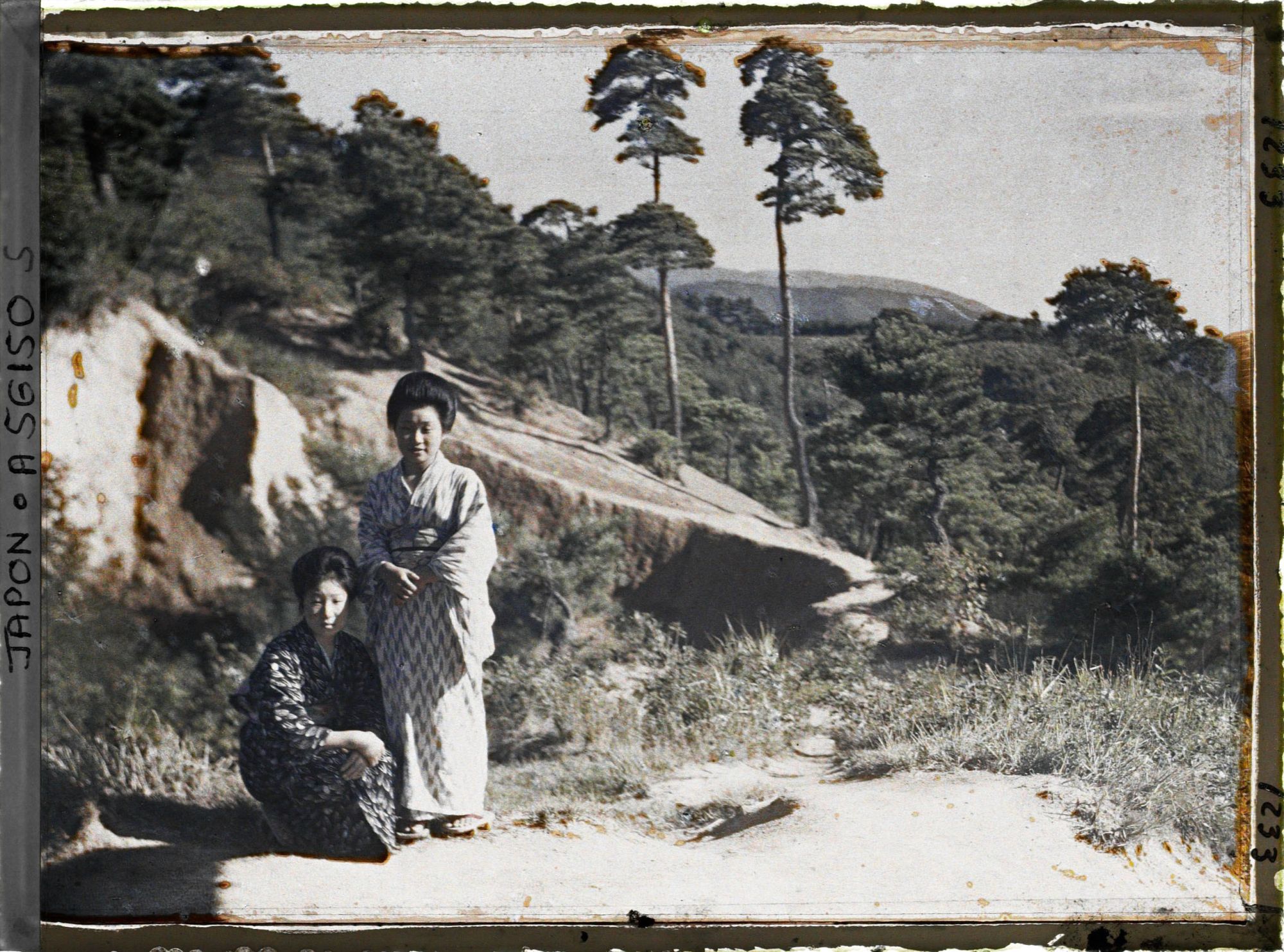 Image représentant Deux jeunes femmes sur une hauteur dominant la plaine d'Asama