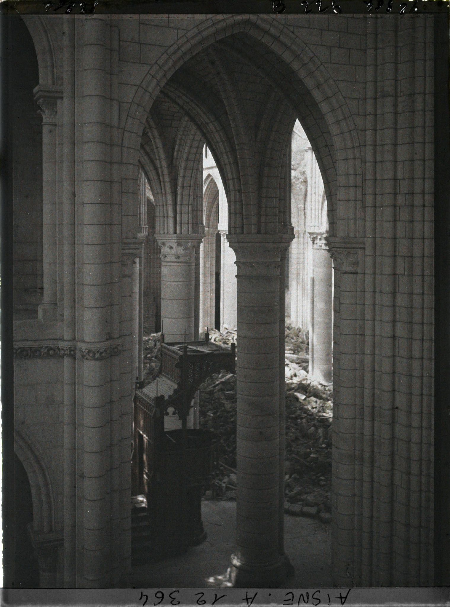 Image représentant Intérieur de la nef de la cathédrale Saint-Gervais-et-Saint-Protais