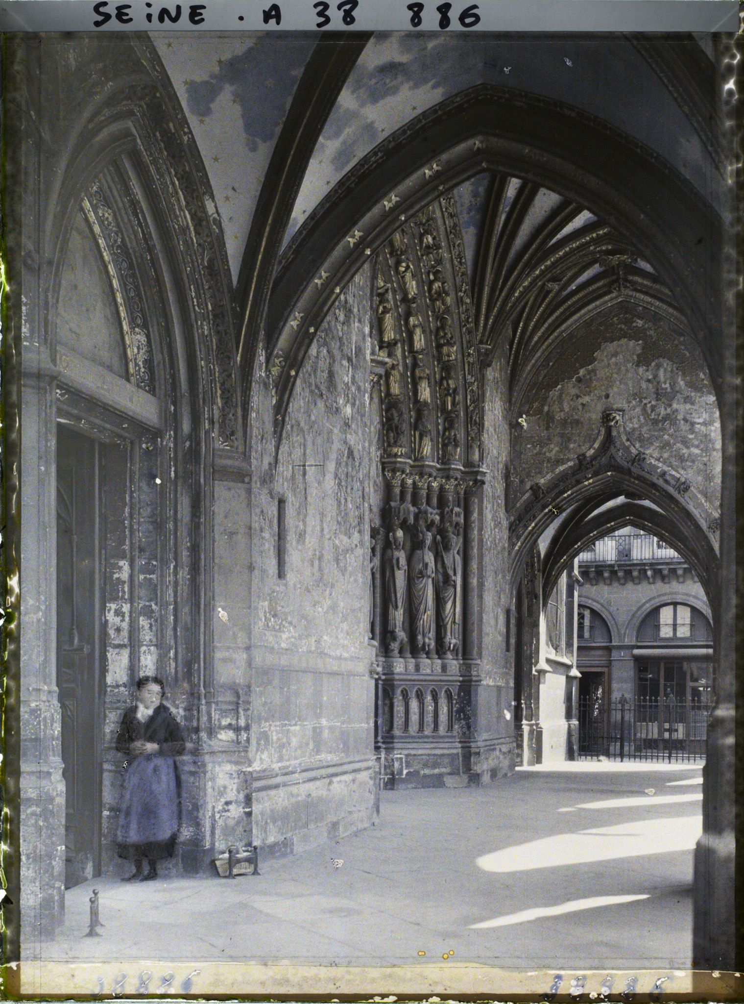 Image représentant Décor du porche d'entrée de l'église Saint-Germain-l'Auxerrois