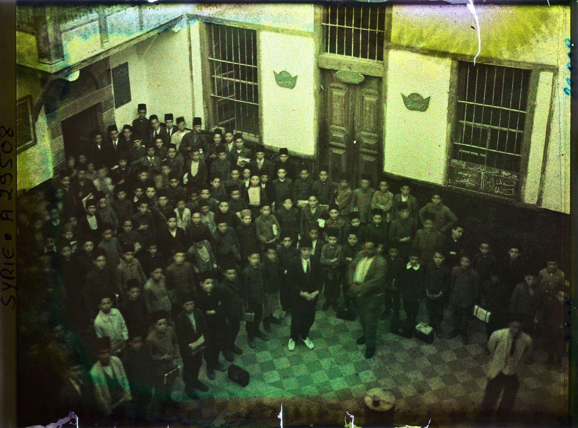 Image représentant Ecoliers dans la cour d'un établissement scolaire musulman